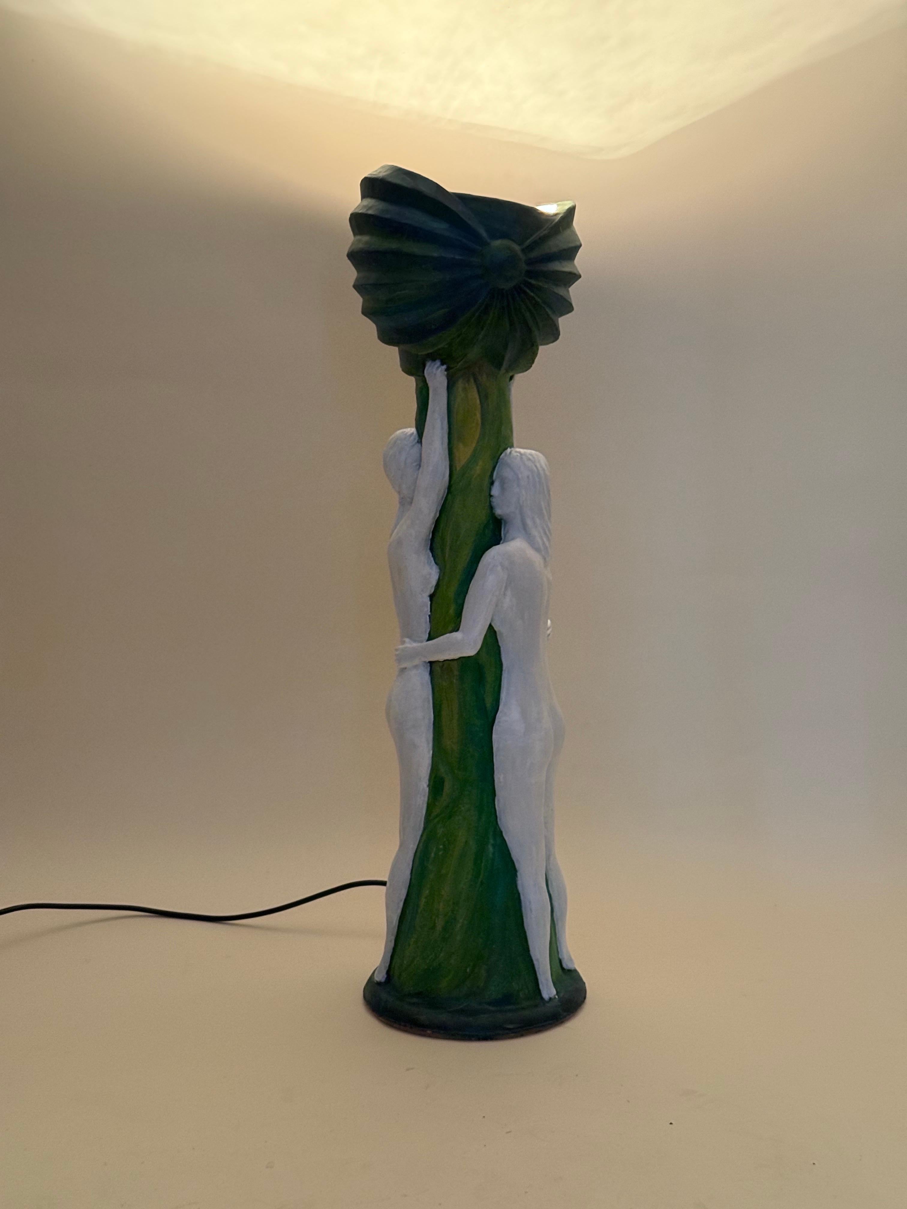 Artistics  Lampe de table en poterie Deux femmes nues tenant un pavot à opium en vente 10