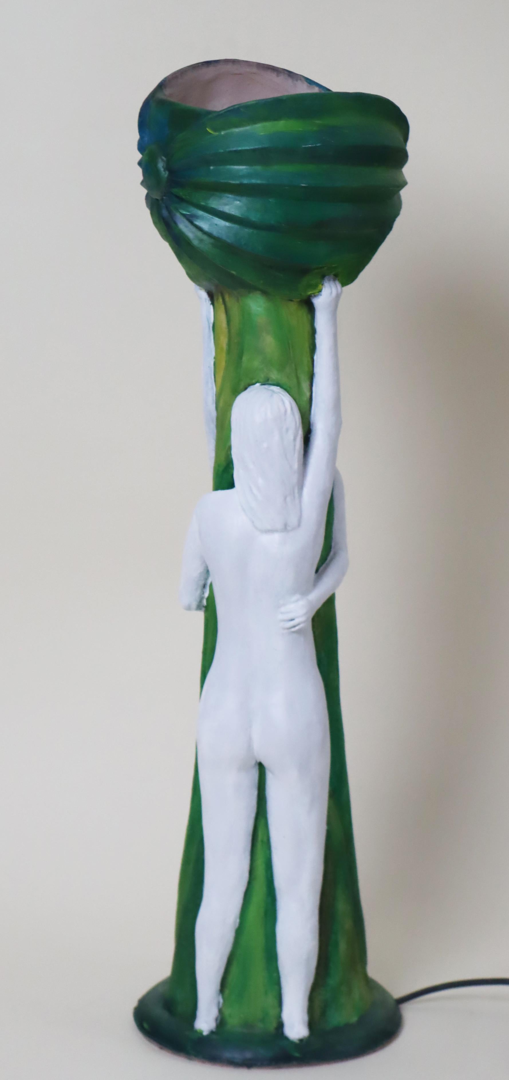 Mid-Century Modern Artistics  Lampe de table en poterie Deux femmes nues tenant un pavot à opium en vente