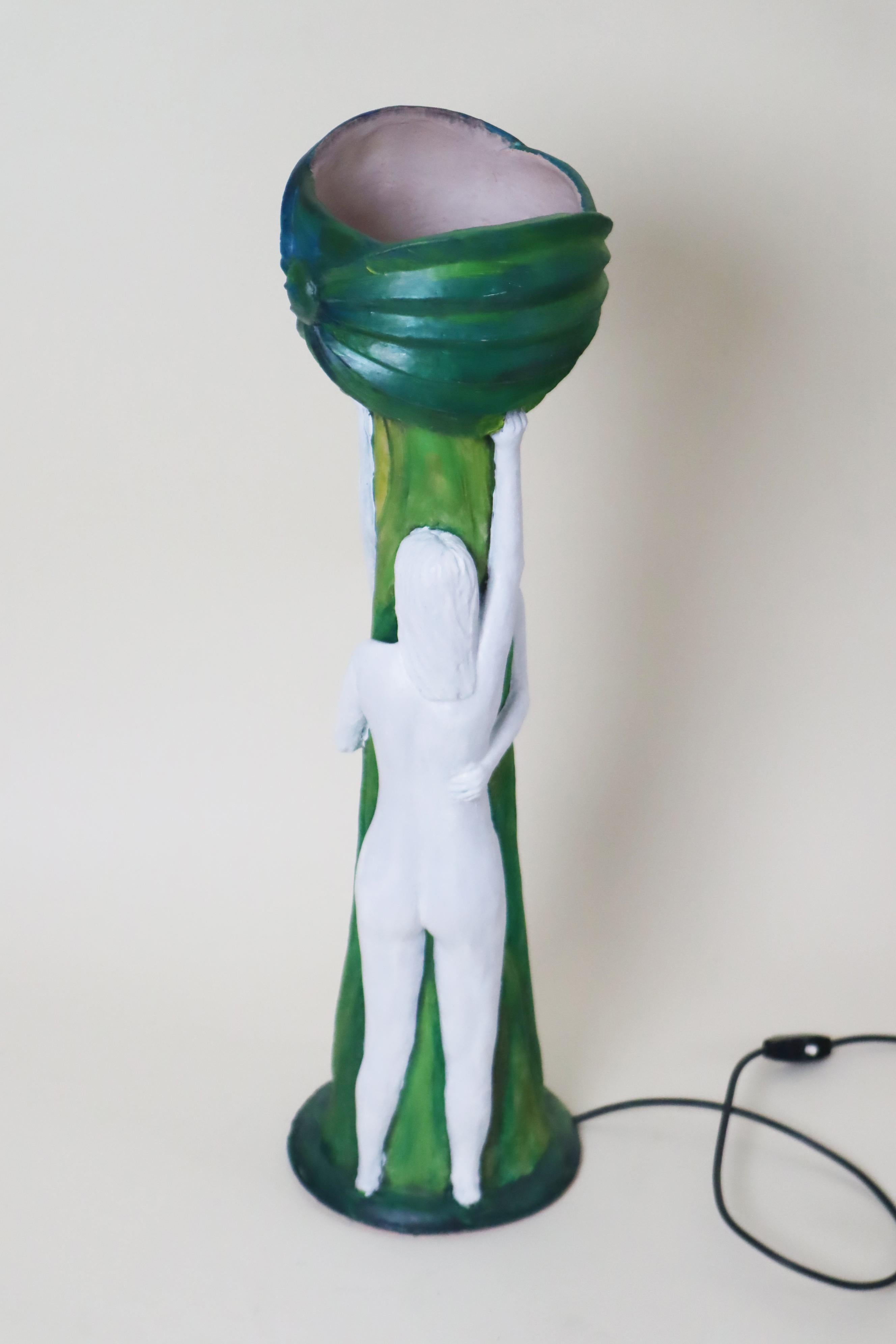 Français Artistics  Lampe de table en poterie Deux femmes nues tenant un pavot à opium en vente