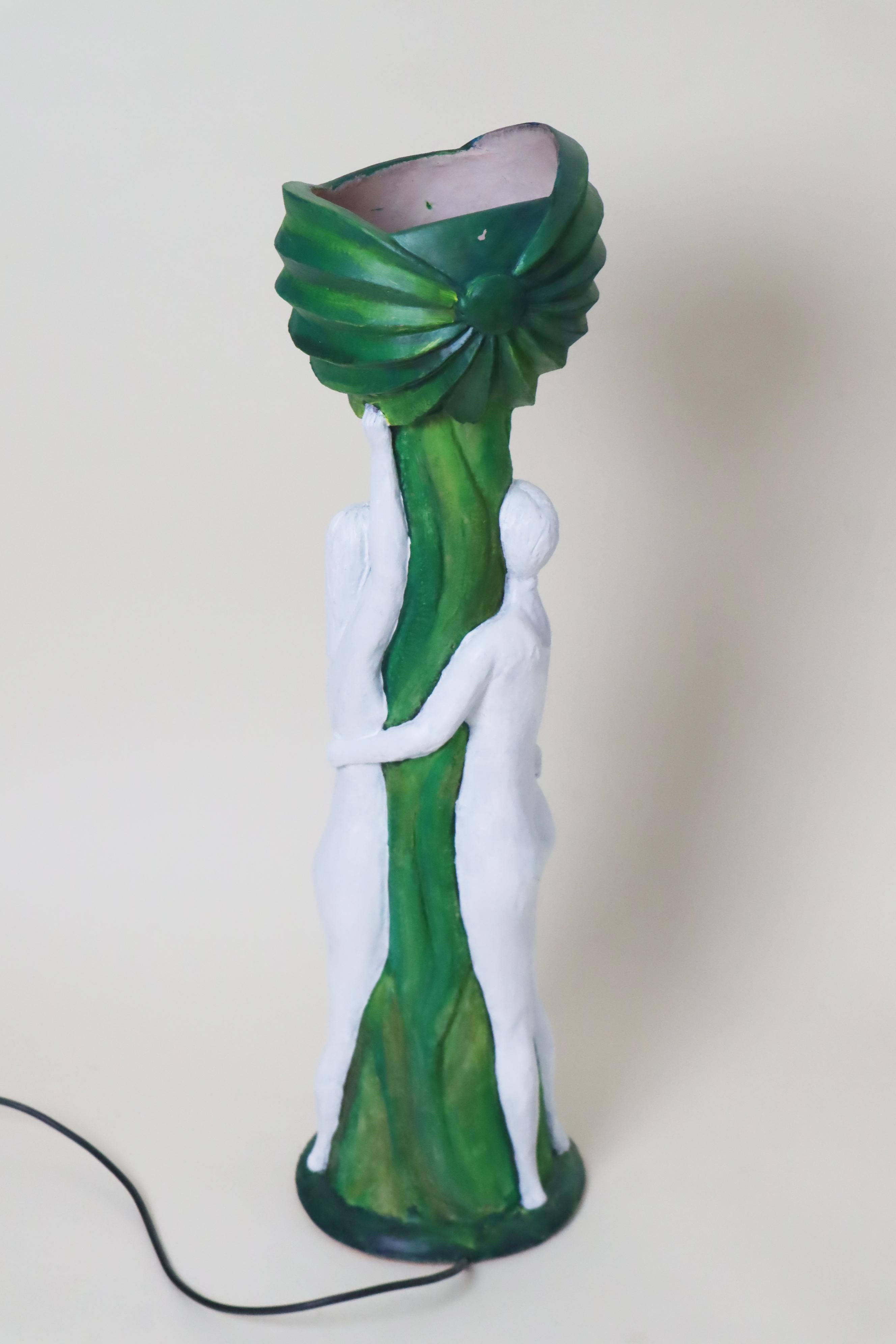 Fait main Artistics  Lampe de table en poterie Deux femmes nues tenant un pavot à opium en vente