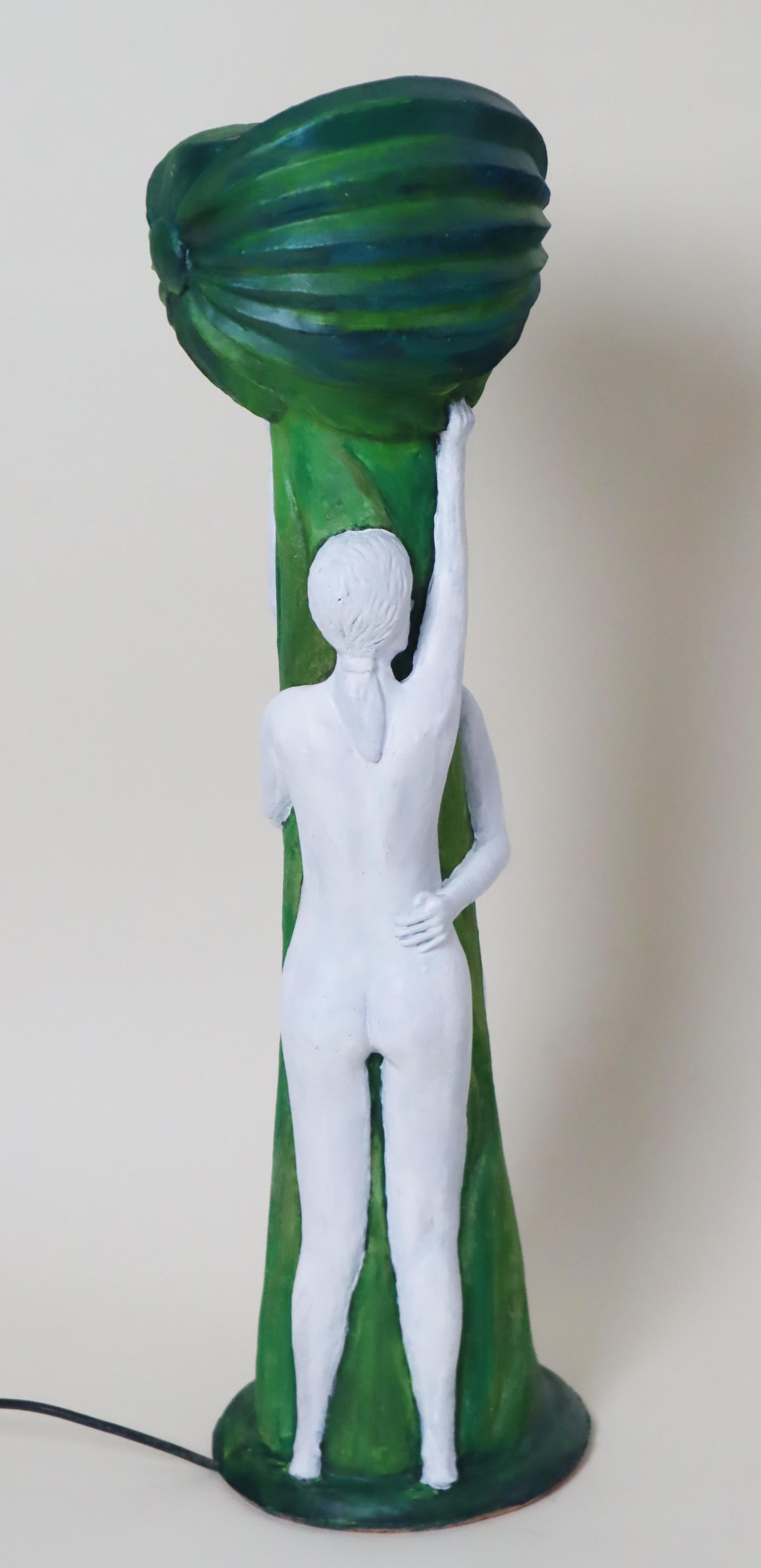 Fin du 20e siècle Artistics  Lampe de table en poterie Deux femmes nues tenant un pavot à opium en vente