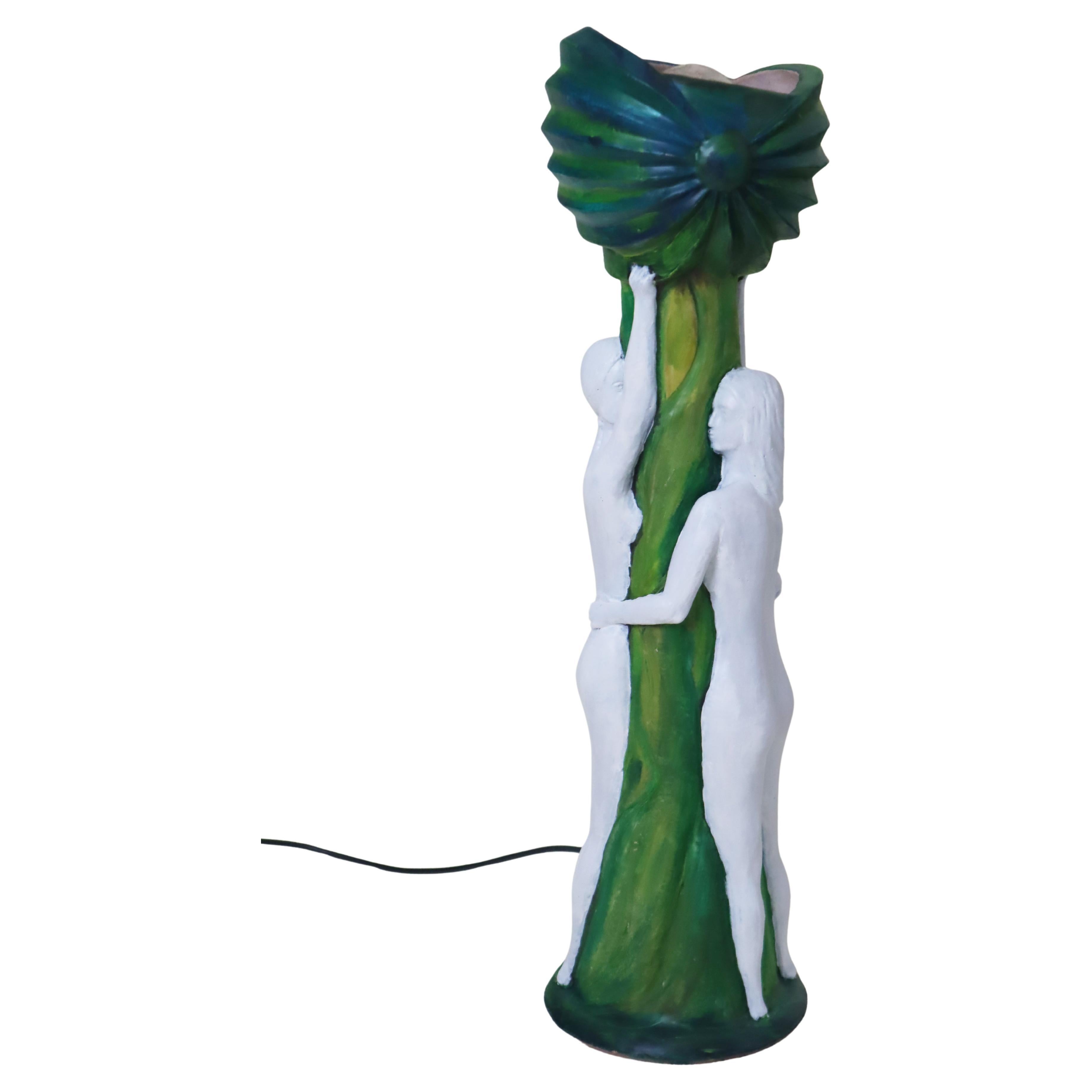 Artistics  Lampe de table en poterie Deux femmes nues tenant un pavot à opium en vente