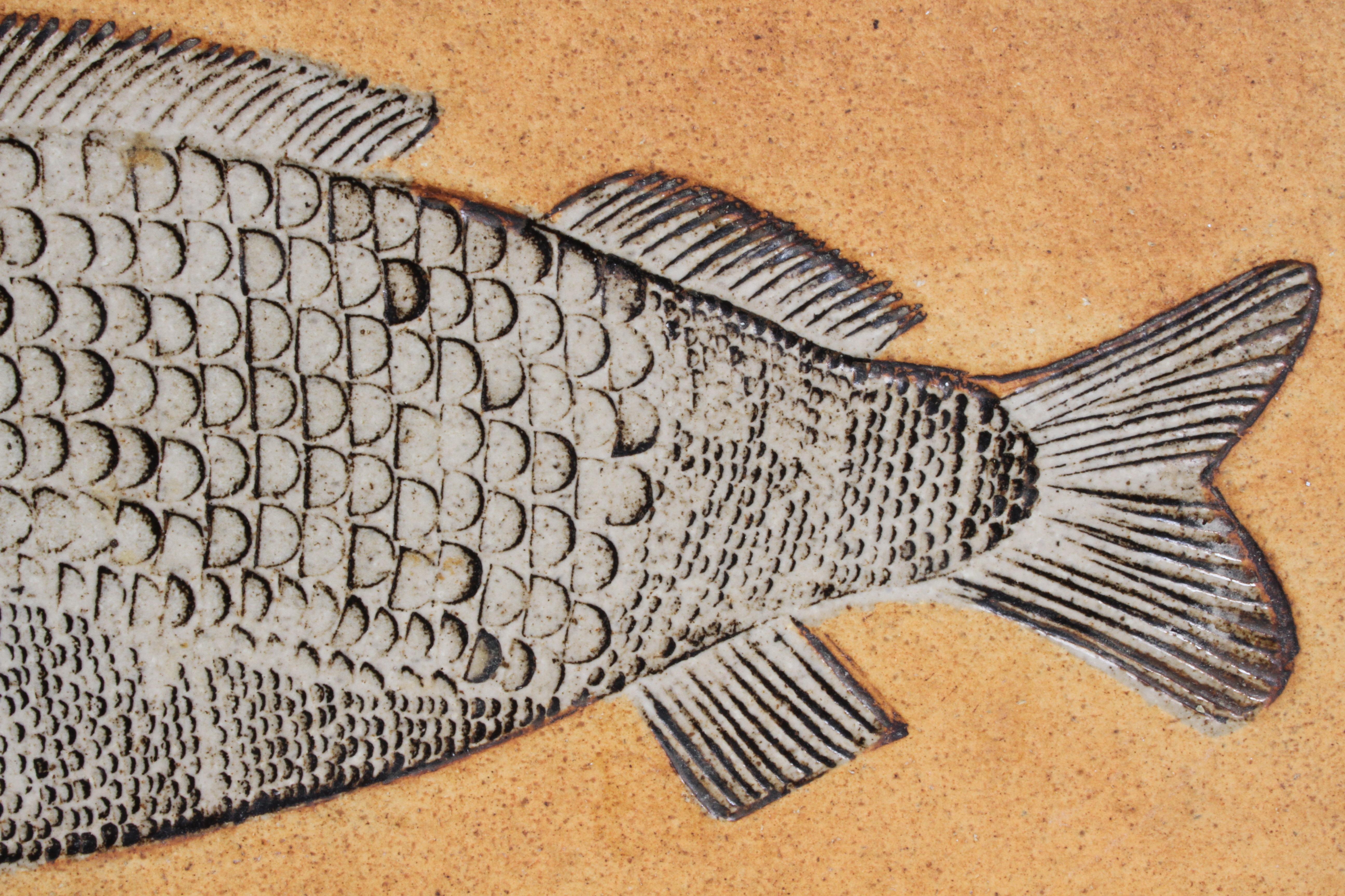 Große Keramikfliese von Roger Capron French (1922-2006), die an einen prähistorischen, fossilen Fisch erinnert, mit komplizierten, dimensionalen Details und in Schwarz-Weiß ausgeführt. Signiert 