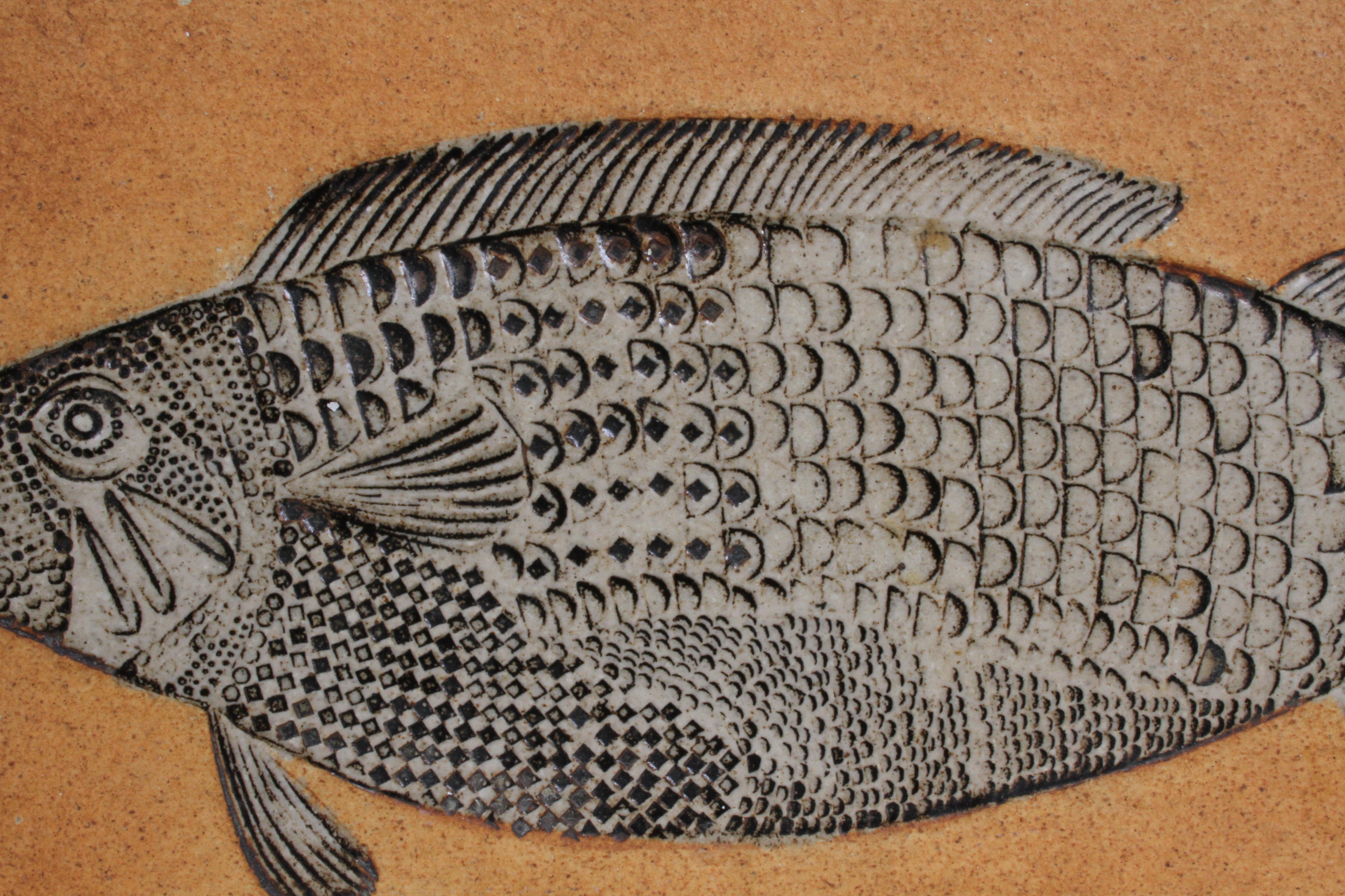 Keramikfliesen des Künstlers Roger Capron im Stil eines prähistorischen Fossilfischs (Moderne der Mitte des Jahrhunderts) im Angebot