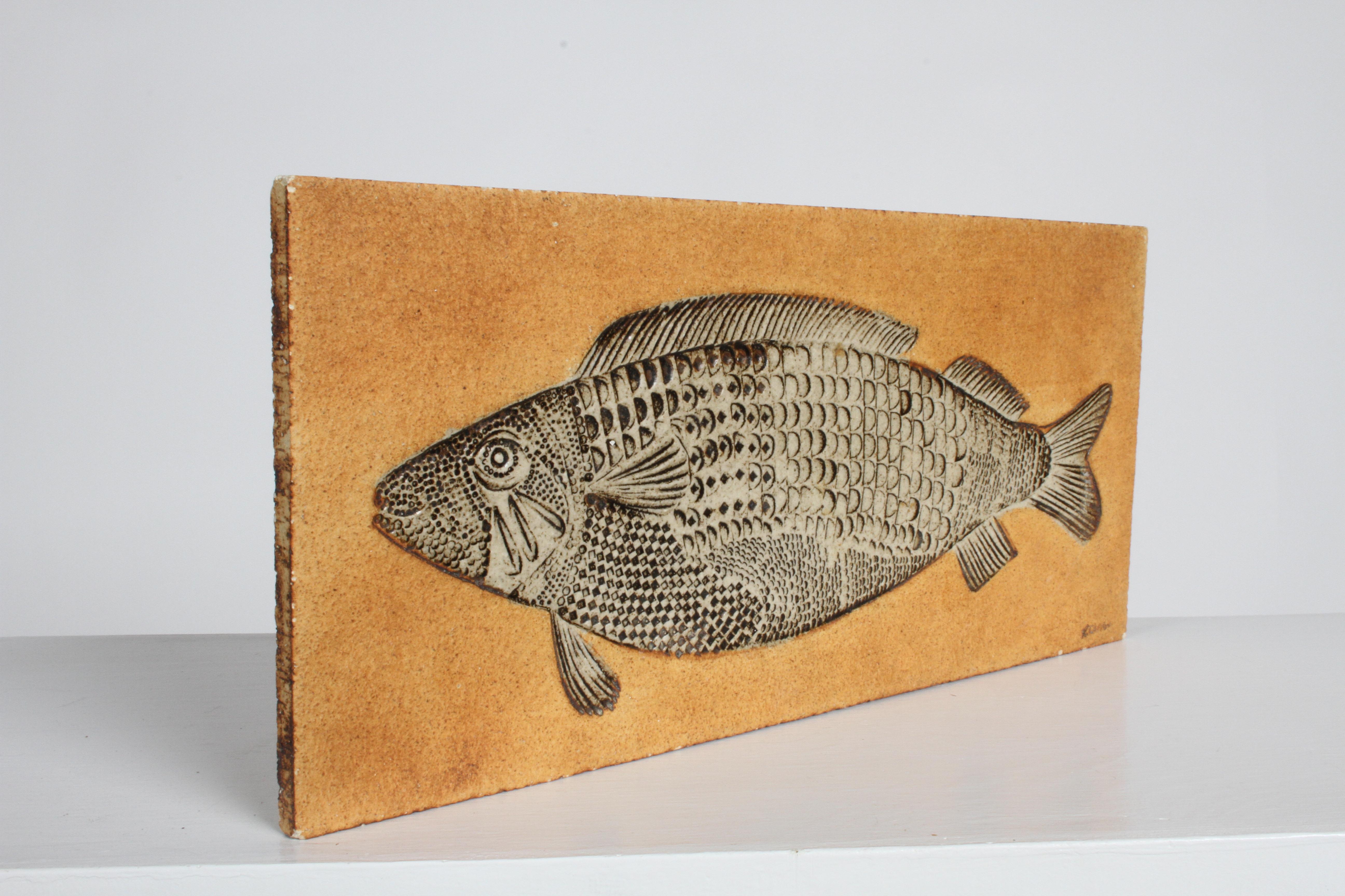 Keramikfliesen des Künstlers Roger Capron im Stil eines prähistorischen Fossilfischs (Glasiert) im Angebot