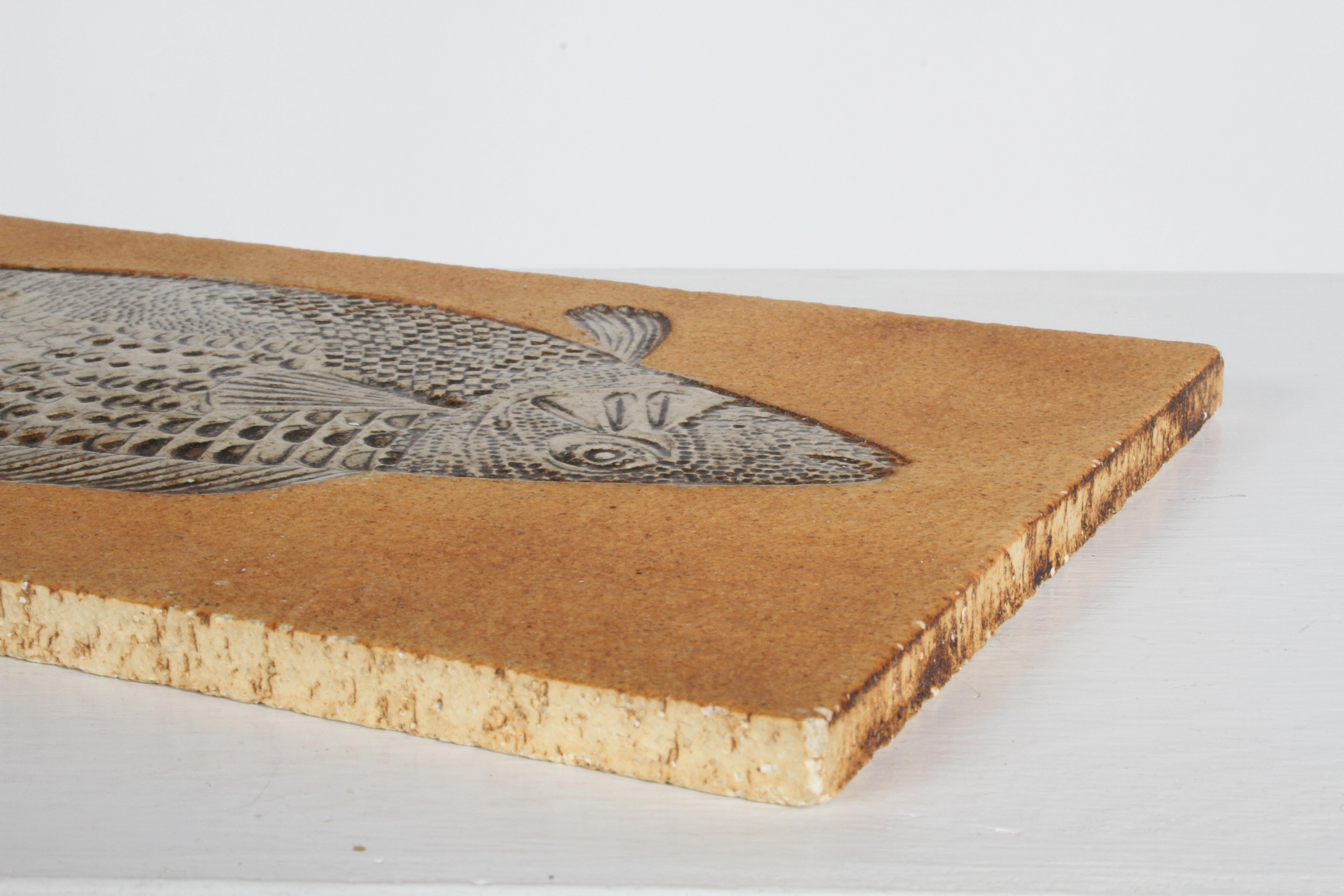 Vernissé Étiquette en céramique de l'artiste Roger Capron dans le style d'un poisson fossile préhistorique en vente