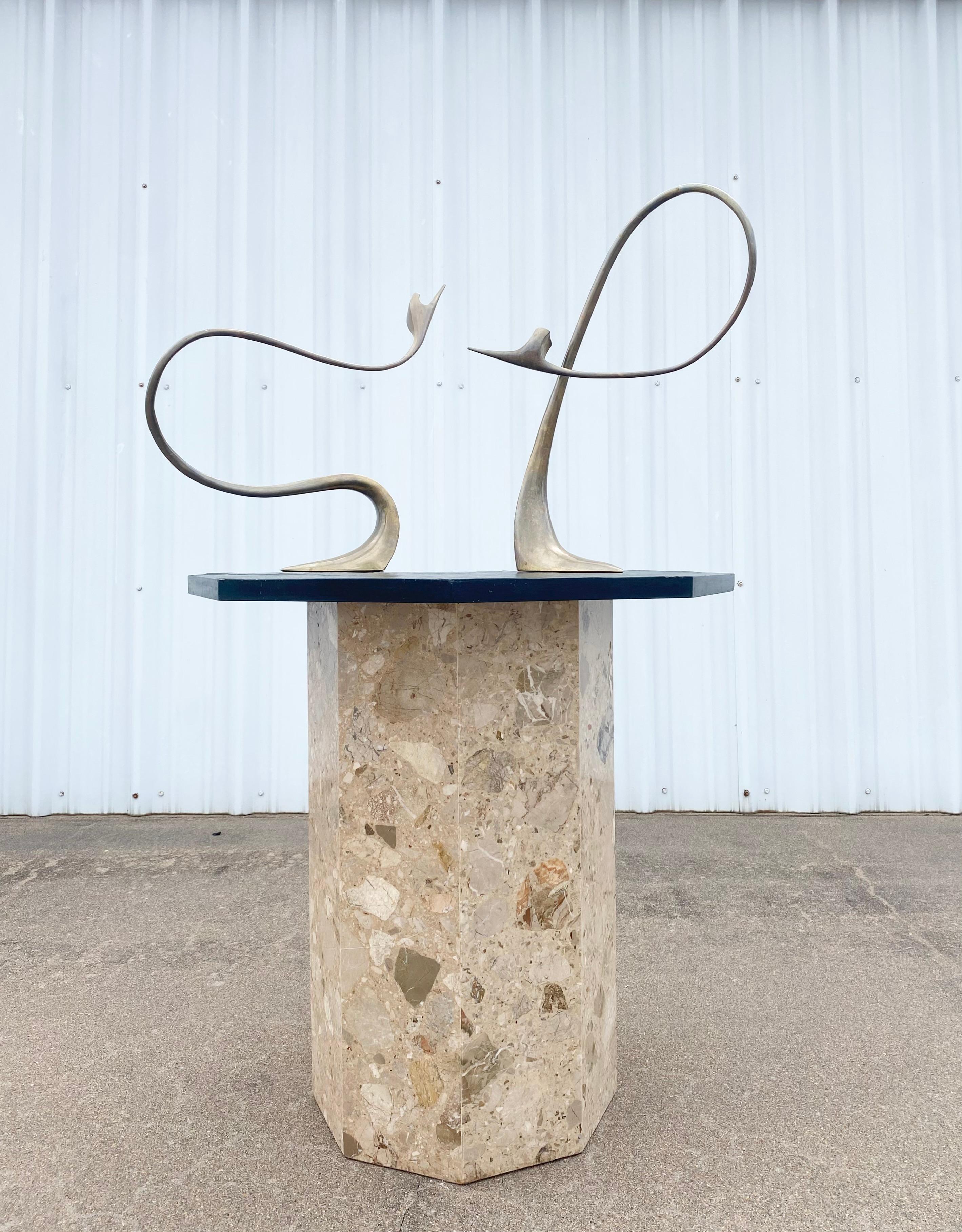 Eleganti sculture astratte di uccelli curvi firmate dall'artista. Firmato 