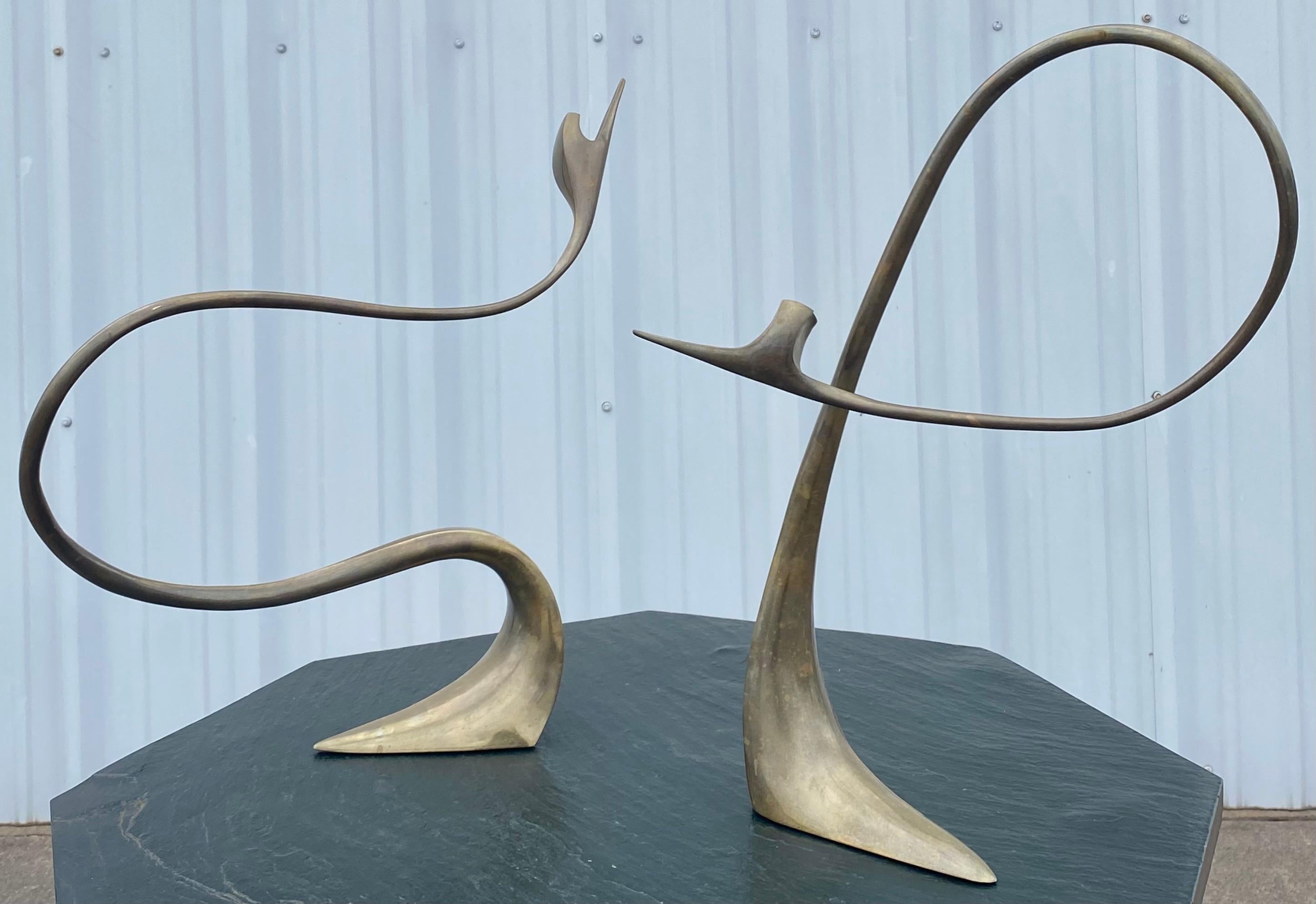 Art Nouveau Coppia di sculture di uccelli astratti in ottone firmate dall'artista in vendita