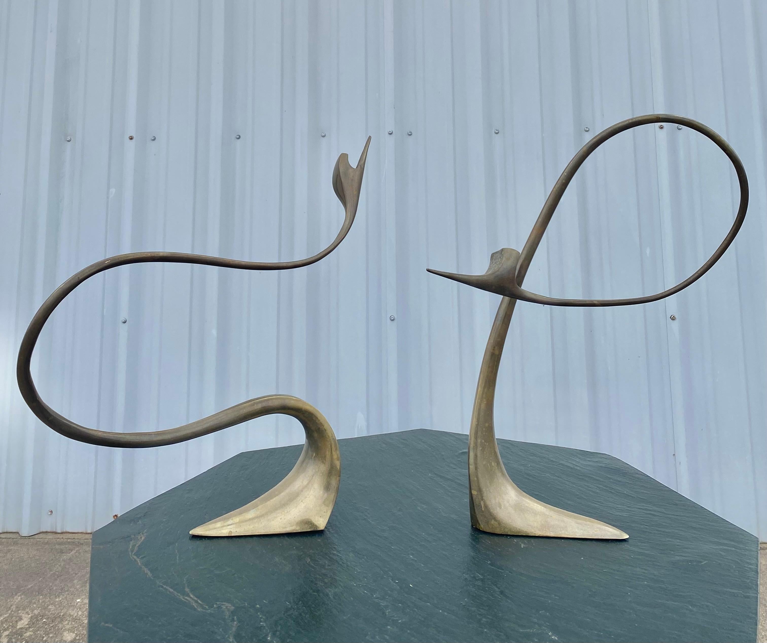 Ottone Coppia di sculture di uccelli astratti in ottone firmate dall'artista in vendita