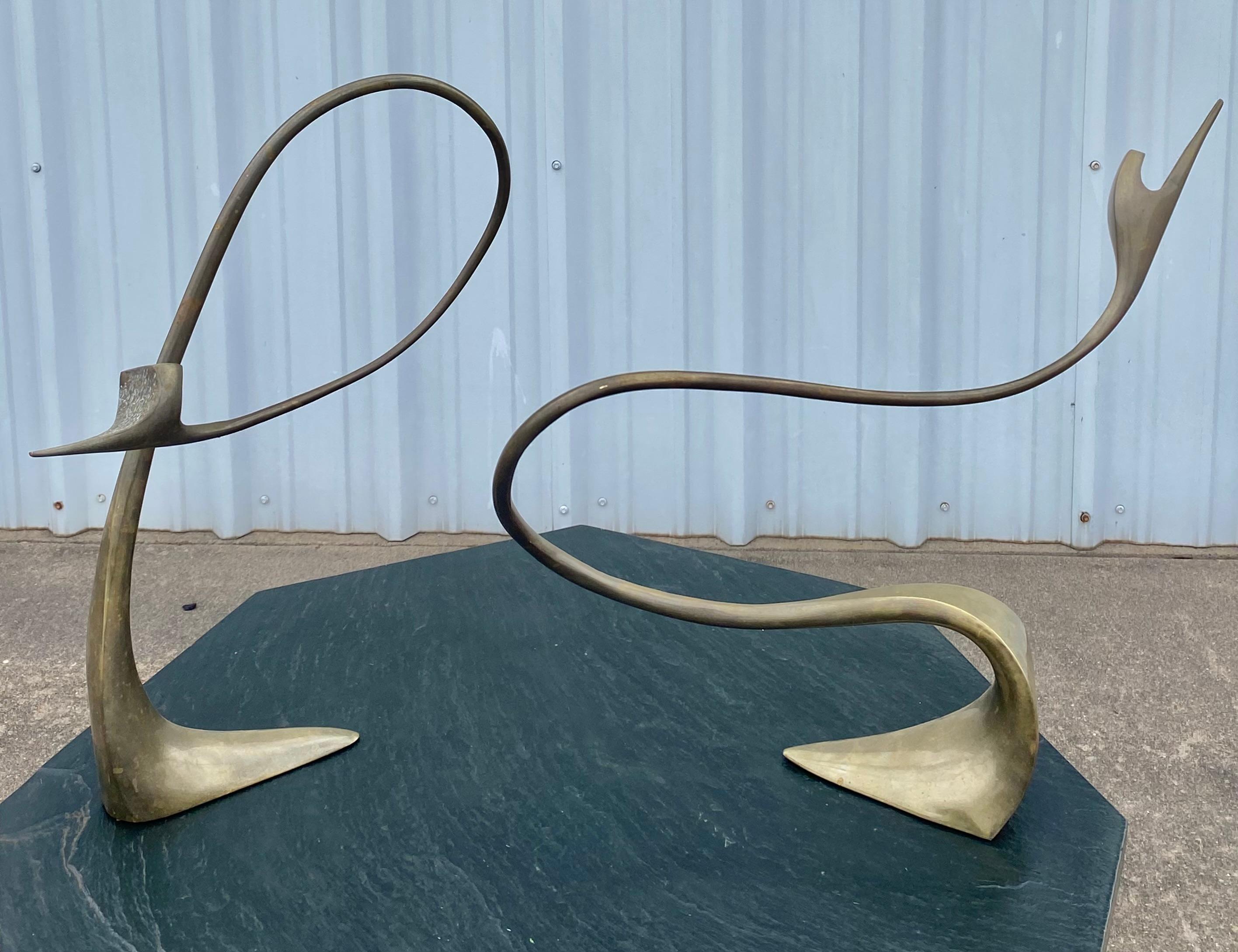 Coppia di sculture di uccelli astratti in ottone firmate dall'artista in vendita 1