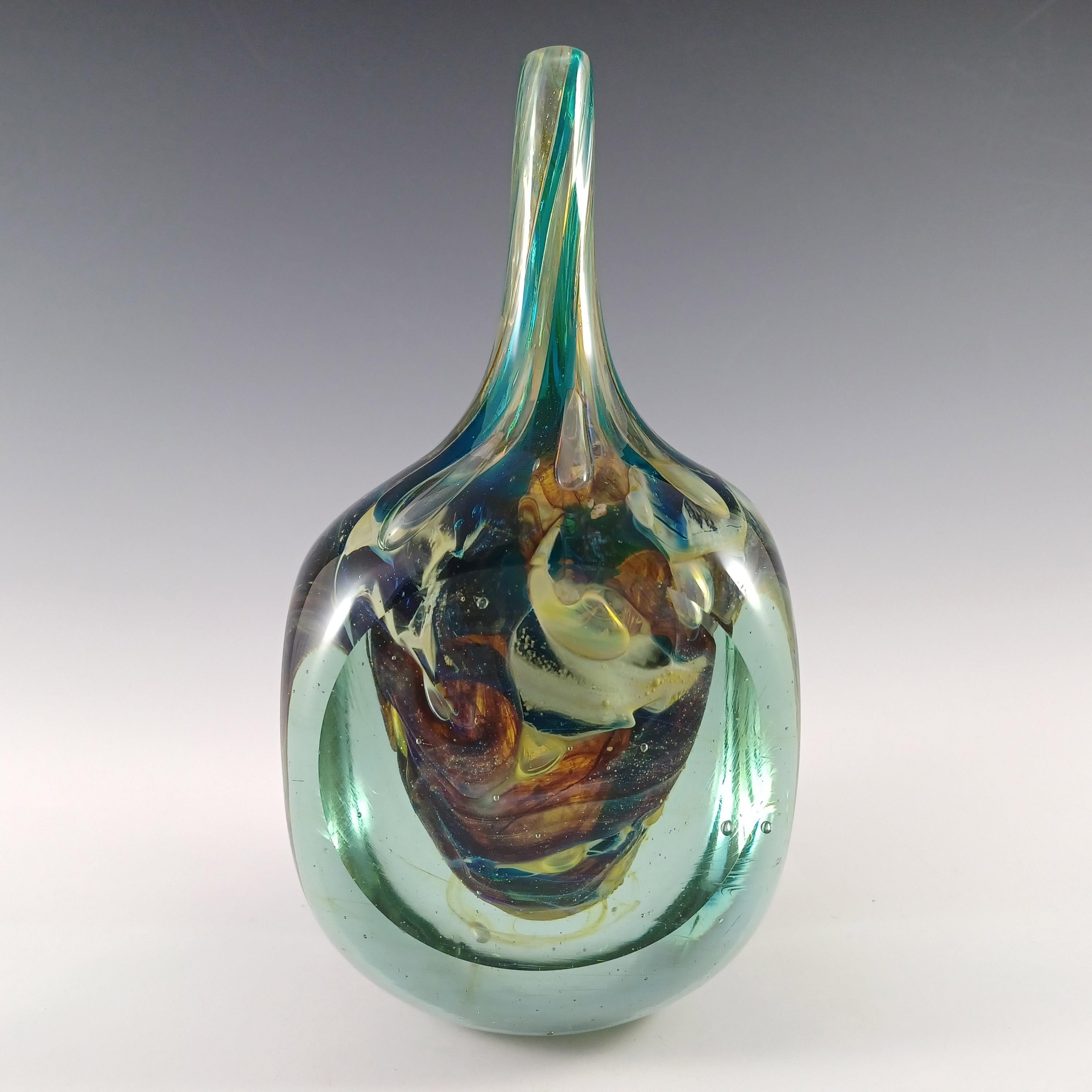 Un meraviglioso e pesante vaso a cubo in vetro blu maltese e marrone sabbia (1,6 kg senza imballaggio), con il motivo Tiger marmorizzato, disegnato da Eric Dobson. Realizzato da Mdina, interamente firmato alla base 