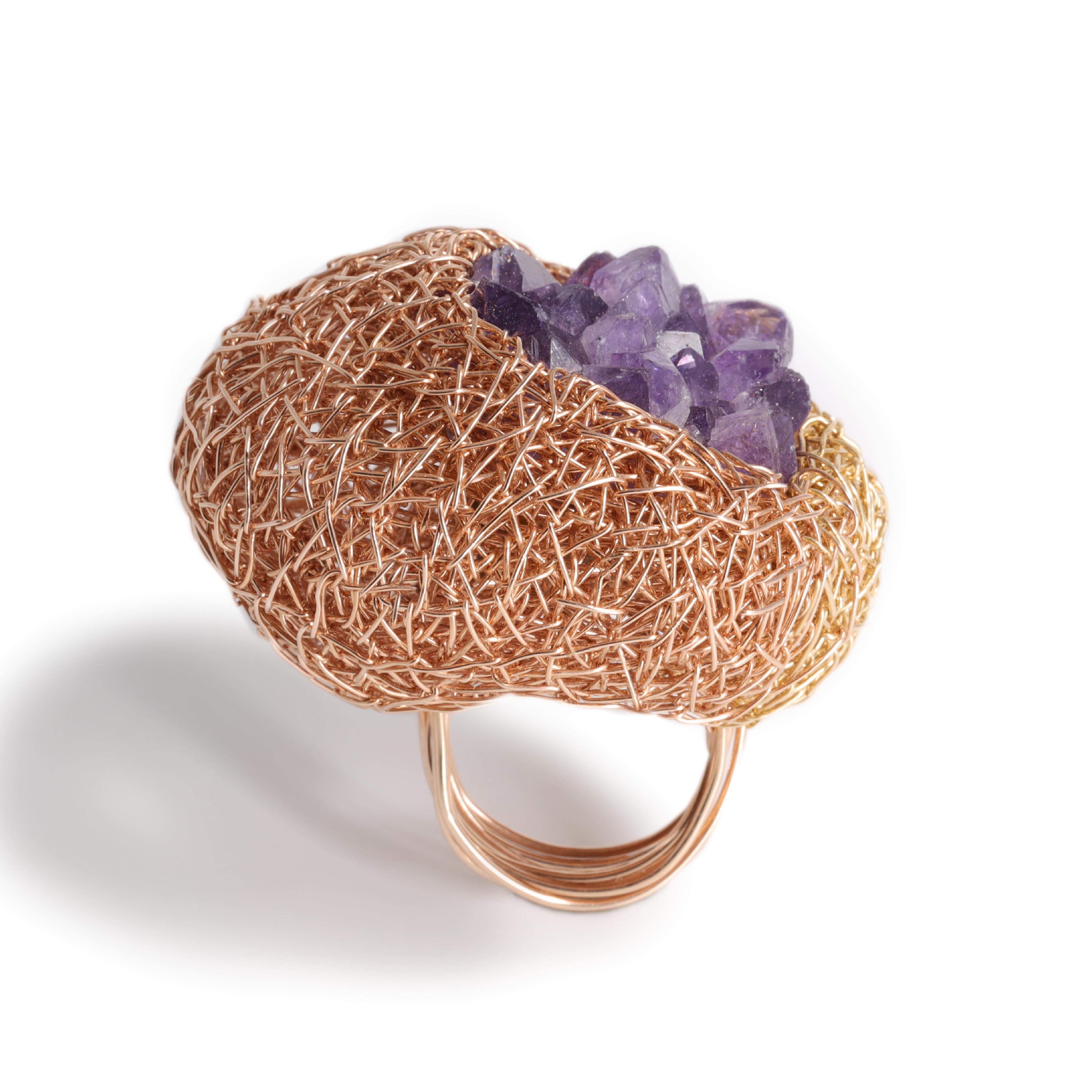 Artist Statement Raw Stone Ring 14k Gold F Amethyst Woven Cocktail Jewel In New Condition For Sale In Engelberg, CH