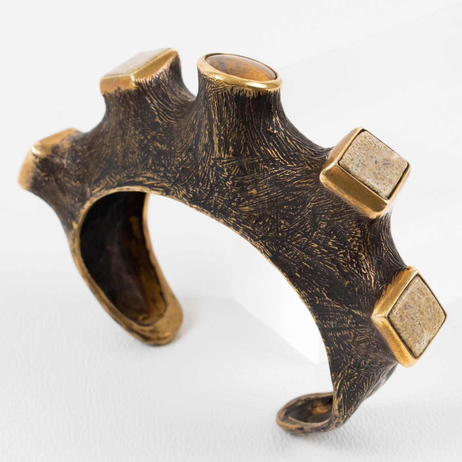 Bracelet manchette brutaliste unique d'artiste en bronze avec cabochons en travertin et ambre en vente 1