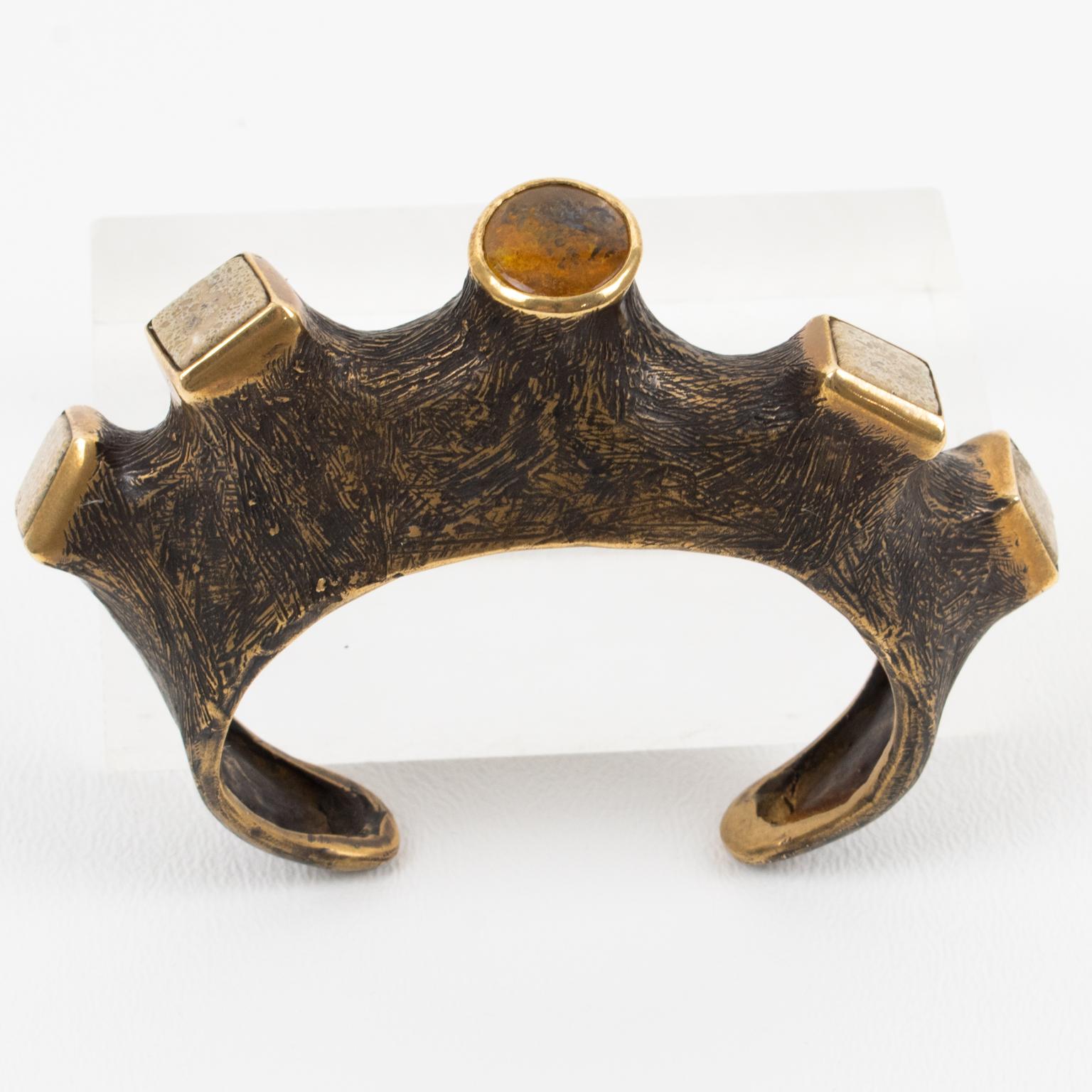 Bracelet manchette brutaliste unique d'artiste en bronze avec cabochons en travertin et ambre en vente 3