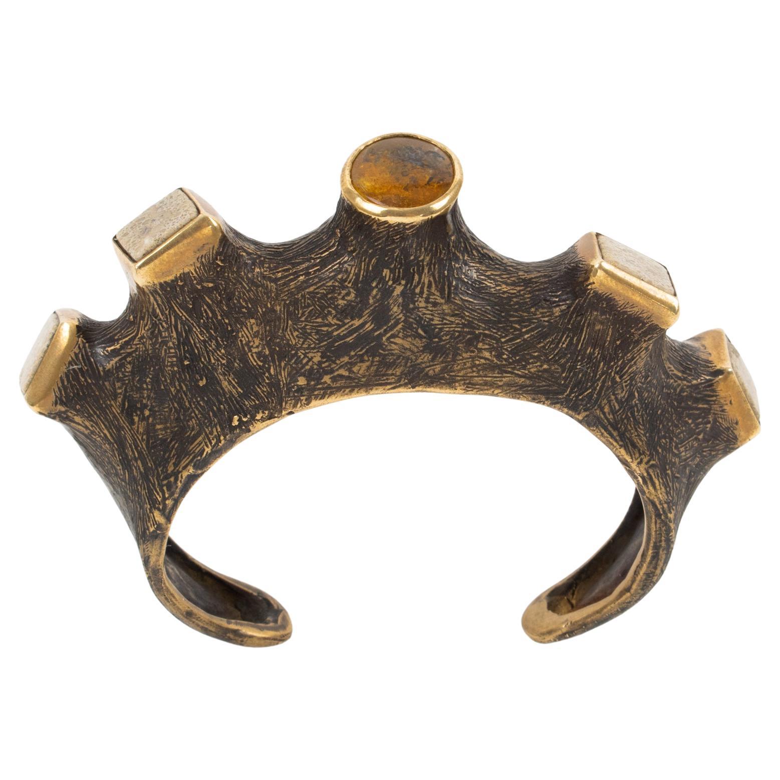 Bracelet manchette brutaliste unique d'artiste en bronze avec cabochons en travertin et ambre