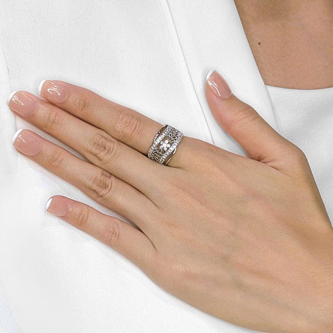 Discover true wearable art with this captivating 18K white gold ring, a masterpiece designed for those who appreciate unique elegance. At its heart, six exquisite natural round brilliant diamonds, totaling 0.24ct, create a focal point of radiant