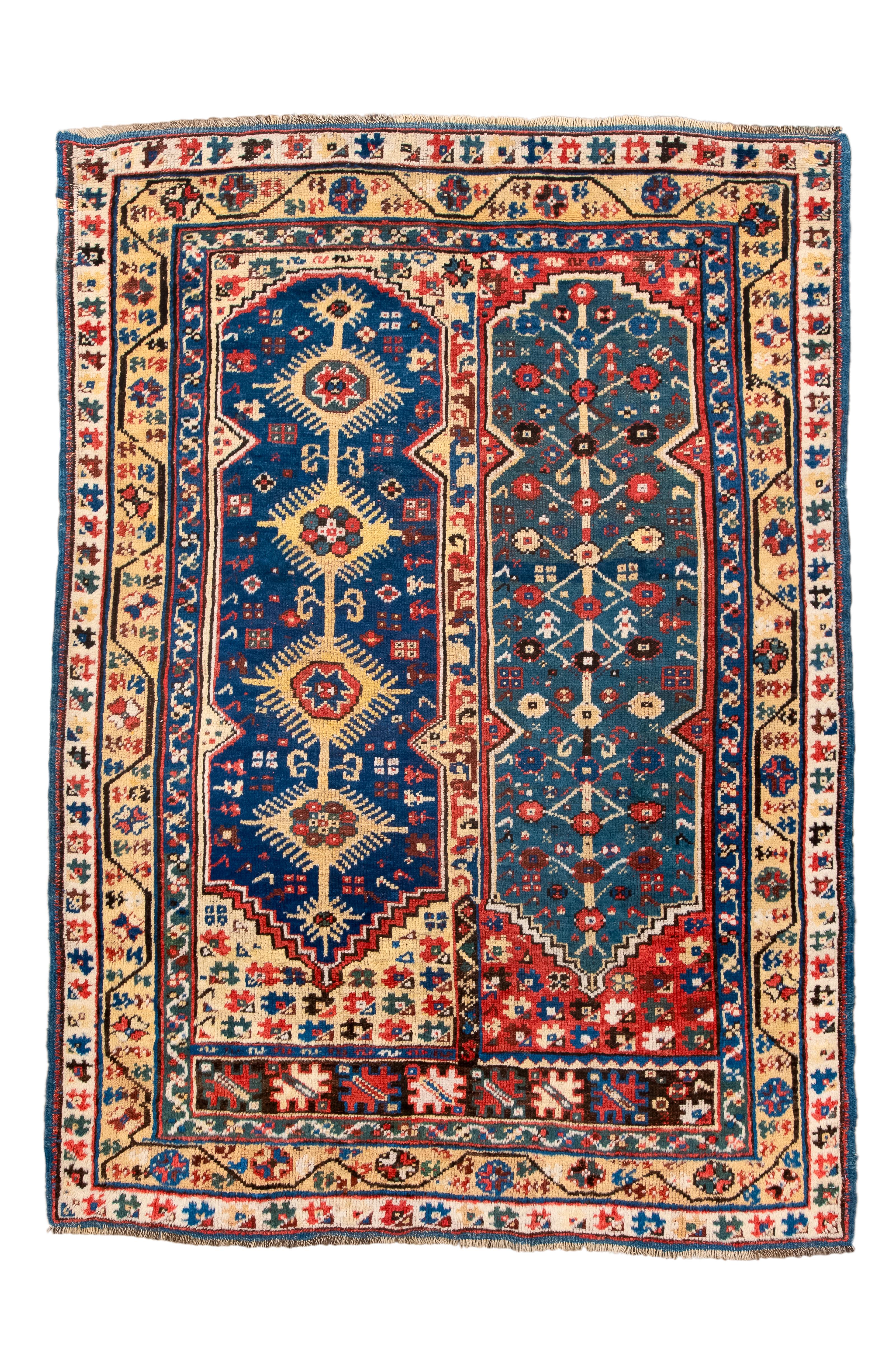 Meraviglia estetica dell'antichità, il tappeto Anatolia Rus del 1890 è un pezzo d'arte intramontabile. Un complesso gioco di disegni, questo tappeto è ornato da sfumature di blu indaco e blu inchiostro. Proveniente dall'antico villaggio di Mejri,