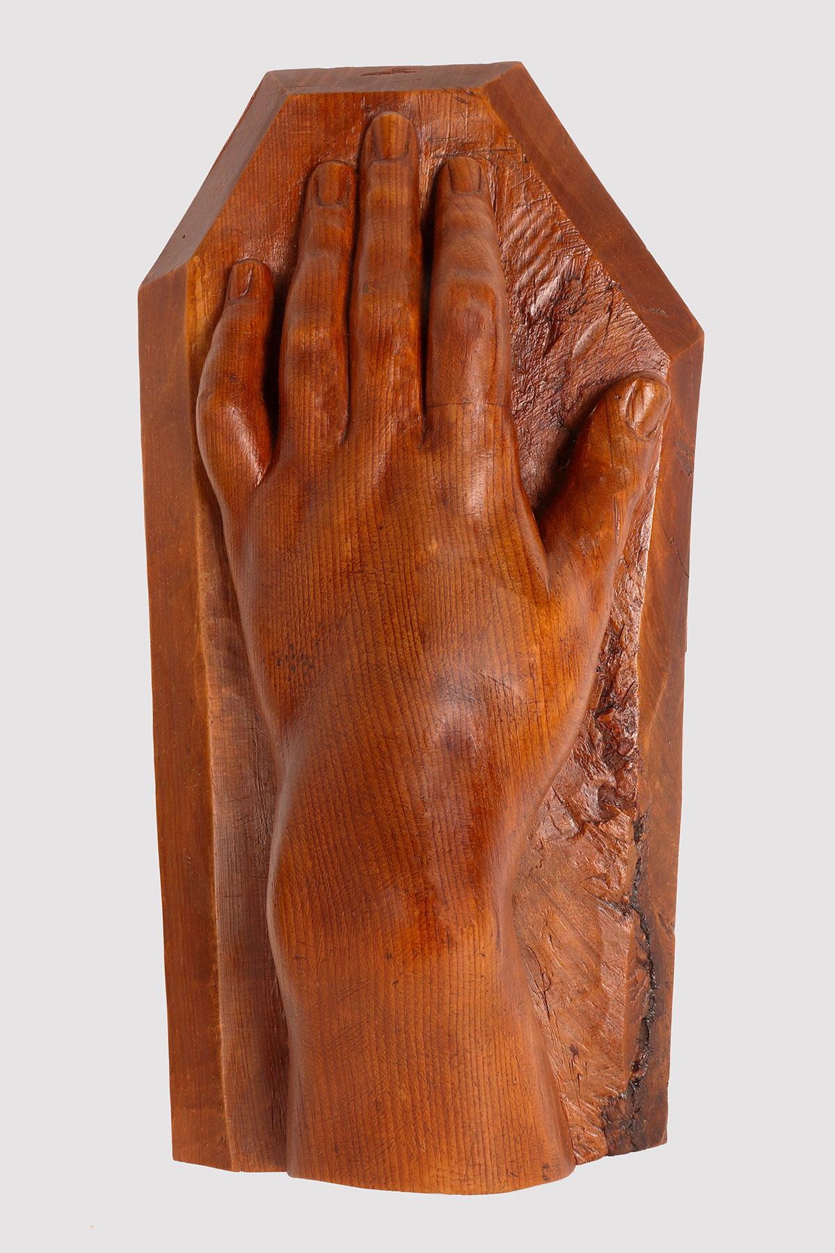 Artistic atelier sculpture depicting a female hand. Made of fruit wood, the sculpture has a smooth base with an irregular geometric edge, on which is the artist's proof of refined workmanship and realism, finished down to the smallest detail. Not
