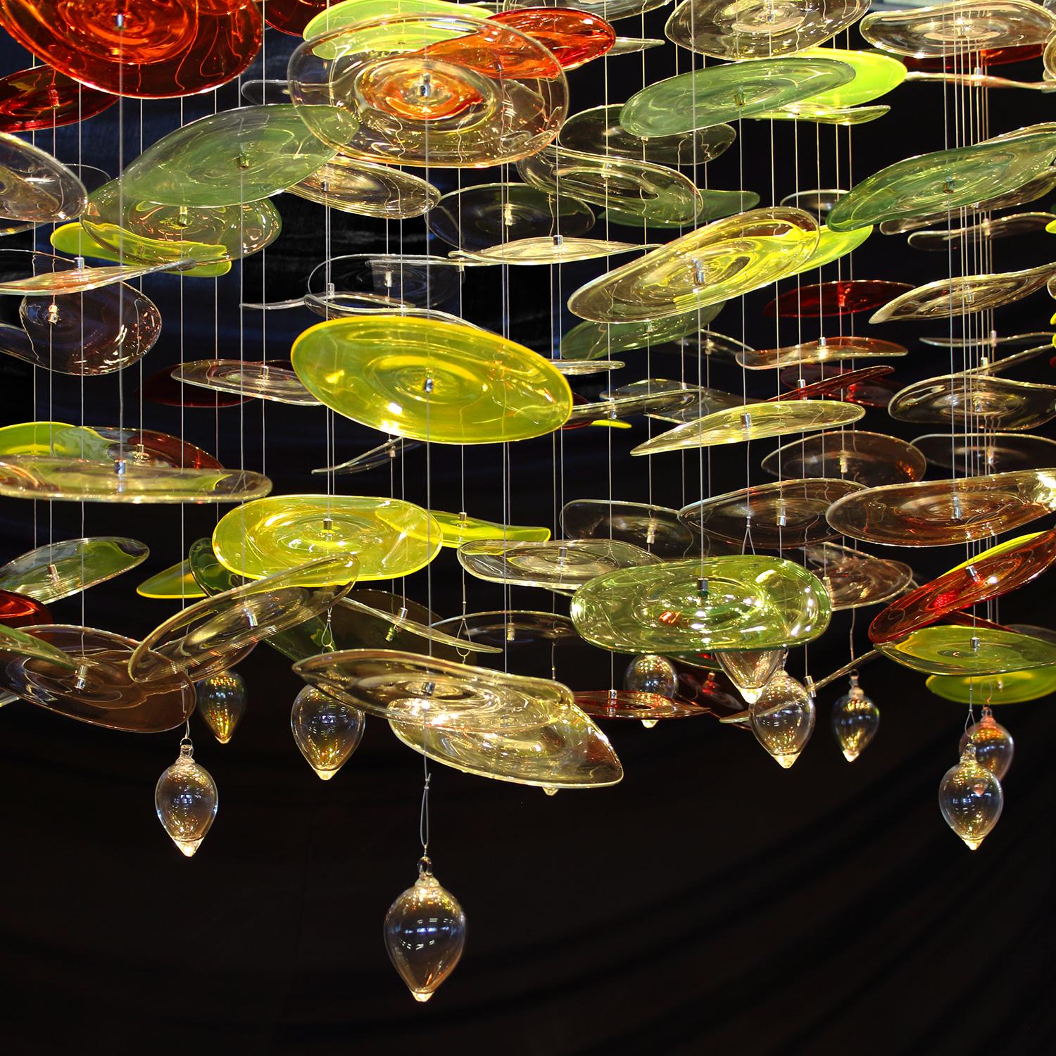 Vetro soffiato Composizione artistica per soffitto, dischi in vetro di Murano di vari colori di Multiforme in vendita