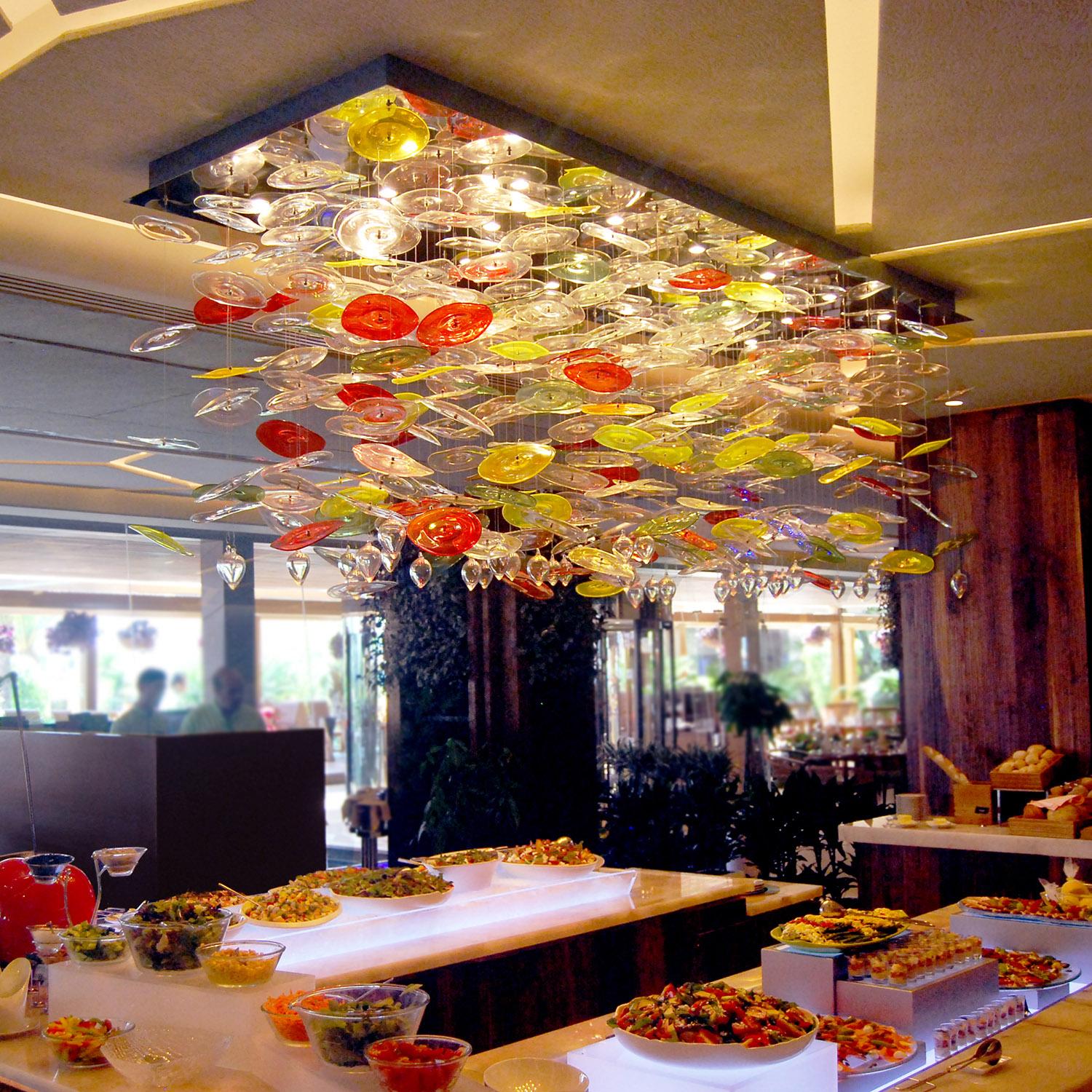 Composizione artistica per soffitto, dischi in vetro di Murano di vari colori di Multiforme in vendita 1