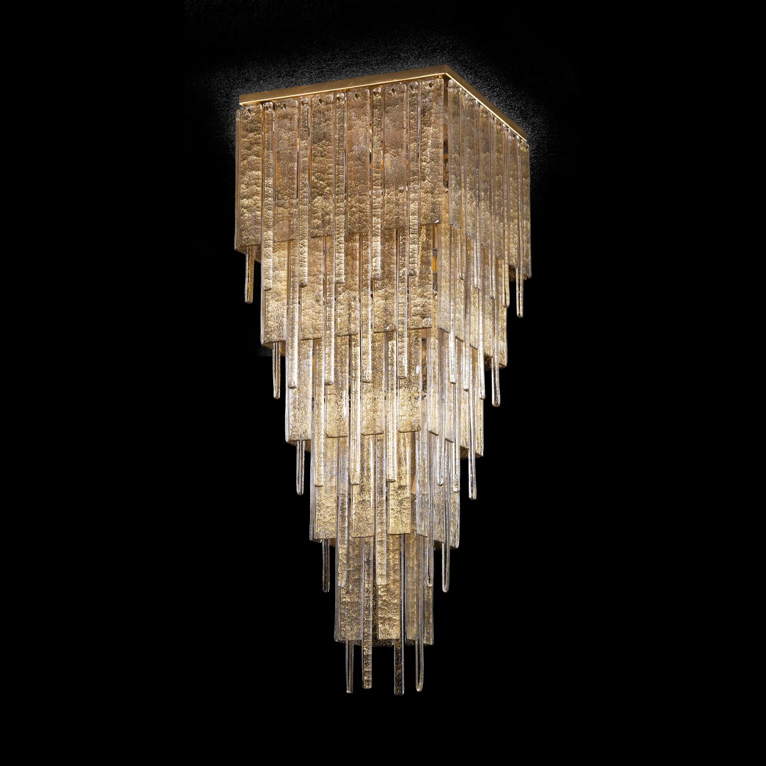 Charleston ceiling light, gold glass listels, brushed gold squared fixture by Multiforme
The modern style ceiling light Charleston, from our Progressive collection, is an extremely versatile lighting work that can be customized in many different