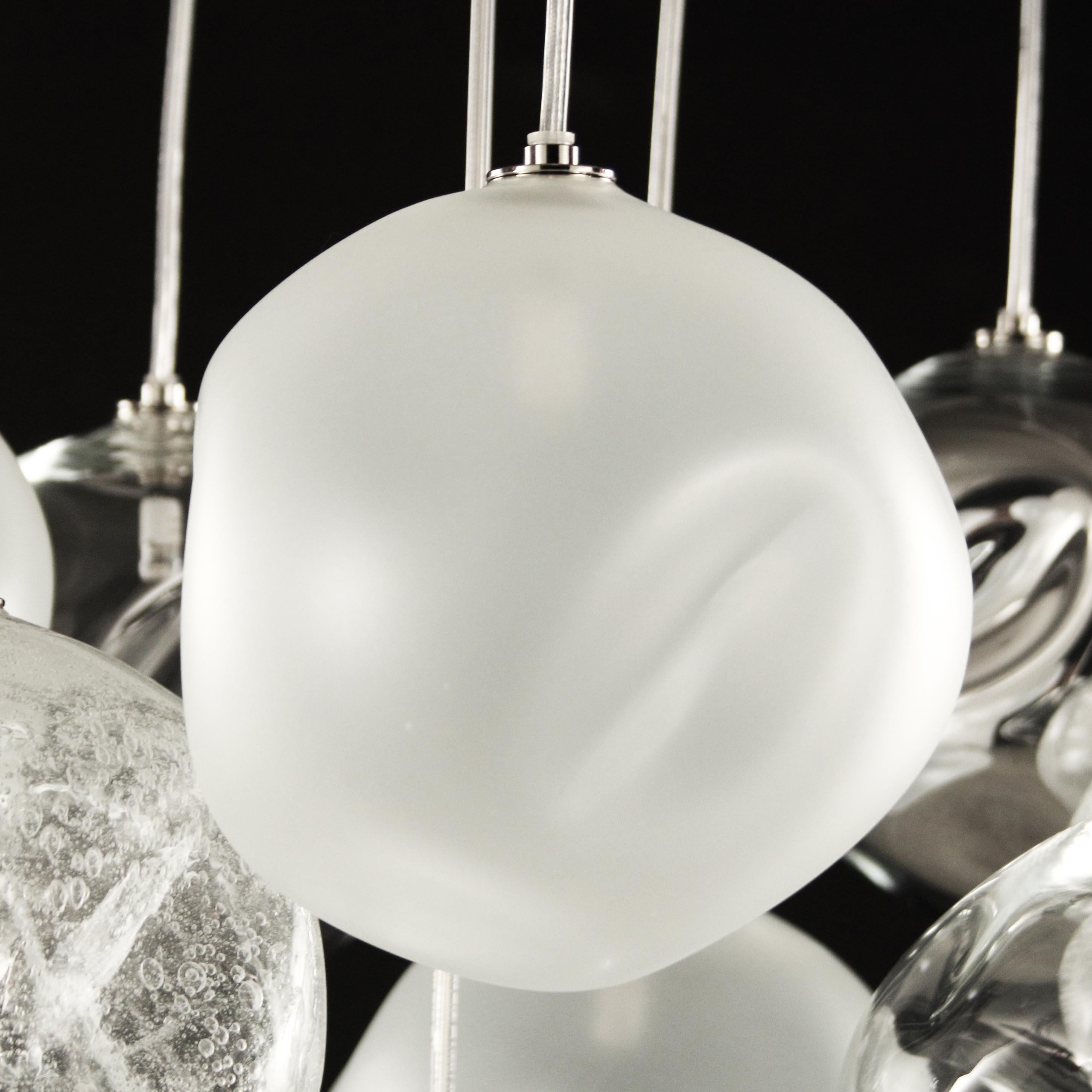 Italiano Illuminazione artistica da soffitto, sfere trasparenti, specchio satinato, Pulegoso di Multiforme in vendita