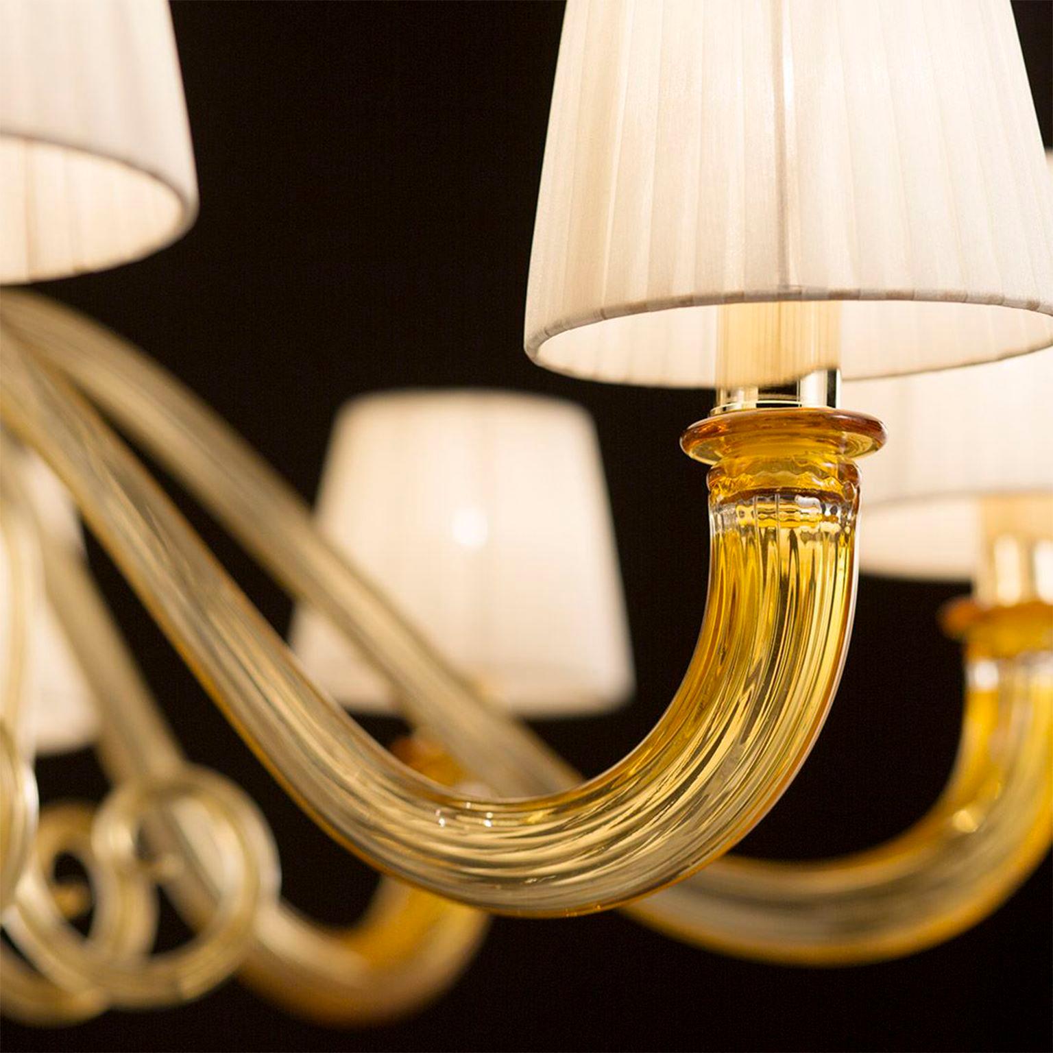 Gatsby chandelier 10+5 lights amber artistic Murano glass, with ivory organza lampshades by Multiforme
The Venetian chandelier Gatsby is the perfect combination of elegant and modern elements. The use of color featuring bright tones, the surface