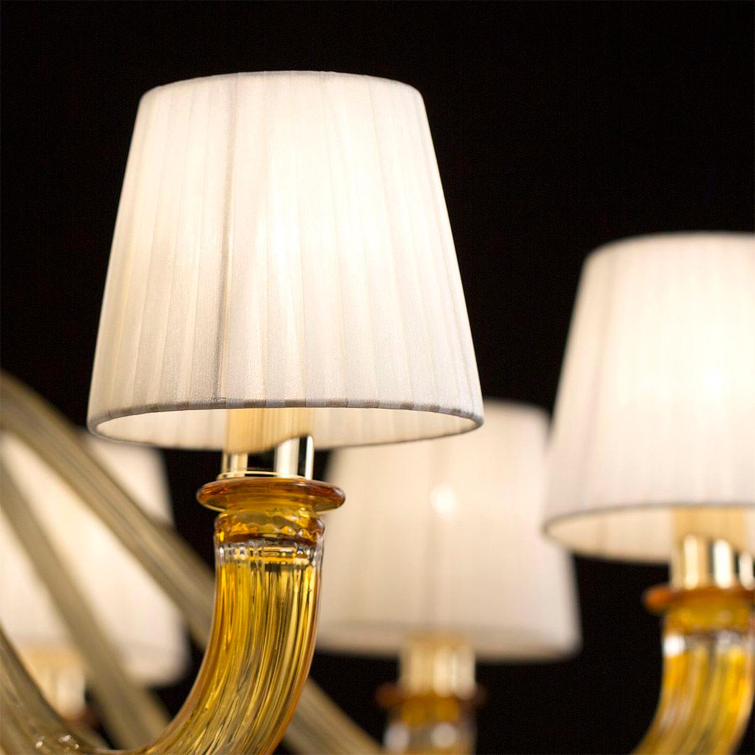 Italiano Lampadario artistico 10+5 bracci in vetro di Murano ambrato, paralumi avorio di Multiforme in vendita