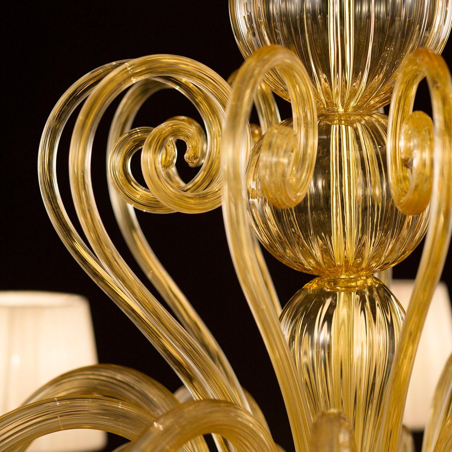 XXI secolo e contemporaneo Lampadario artistico 10+5 bracci in vetro di Murano ambrato, paralumi avorio di Multiforme in vendita