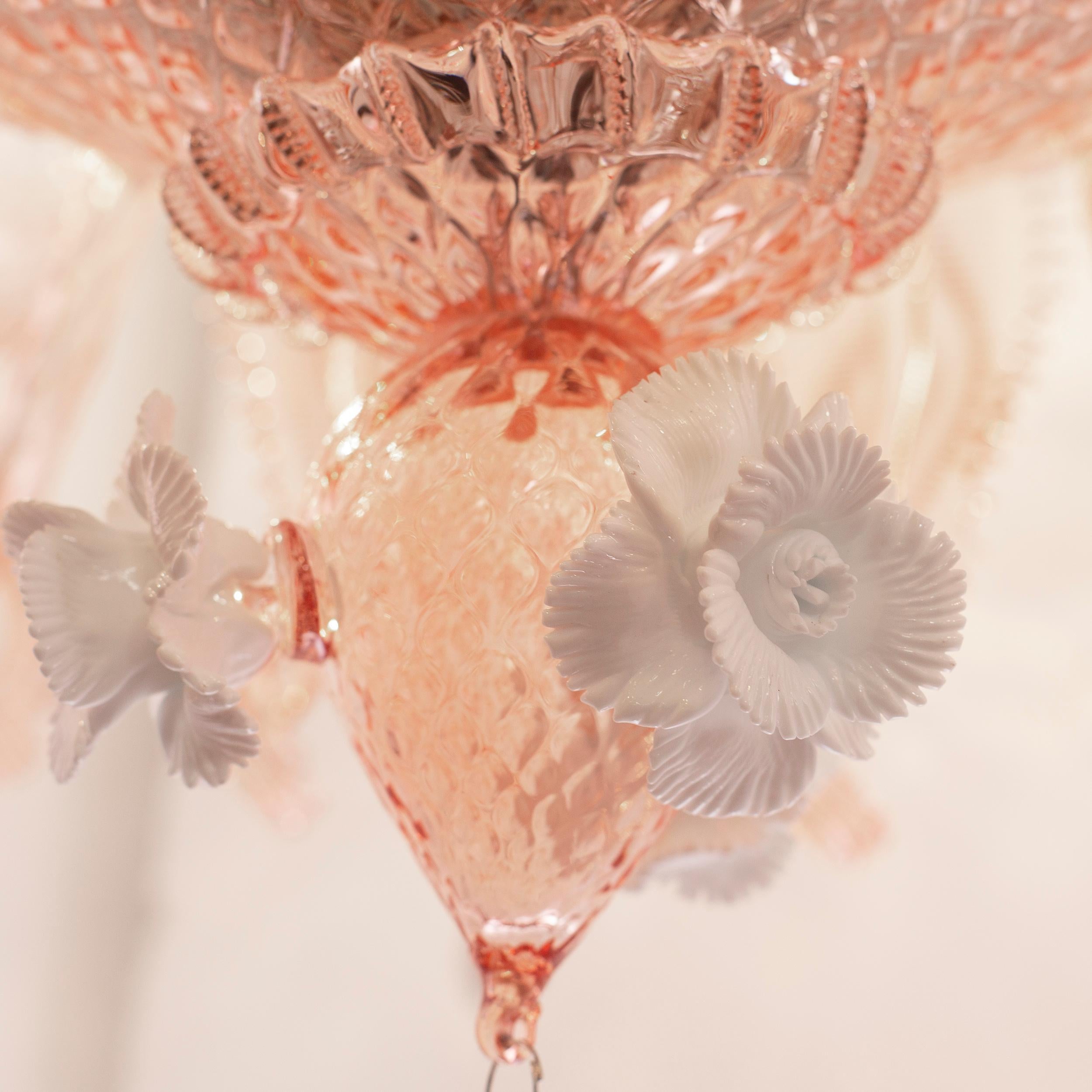 Künstlerischer Kronleuchter mit 10 Armen aus rosa Muranoglas und weißen Blumen von Multiforme (Italienisch) im Angebot