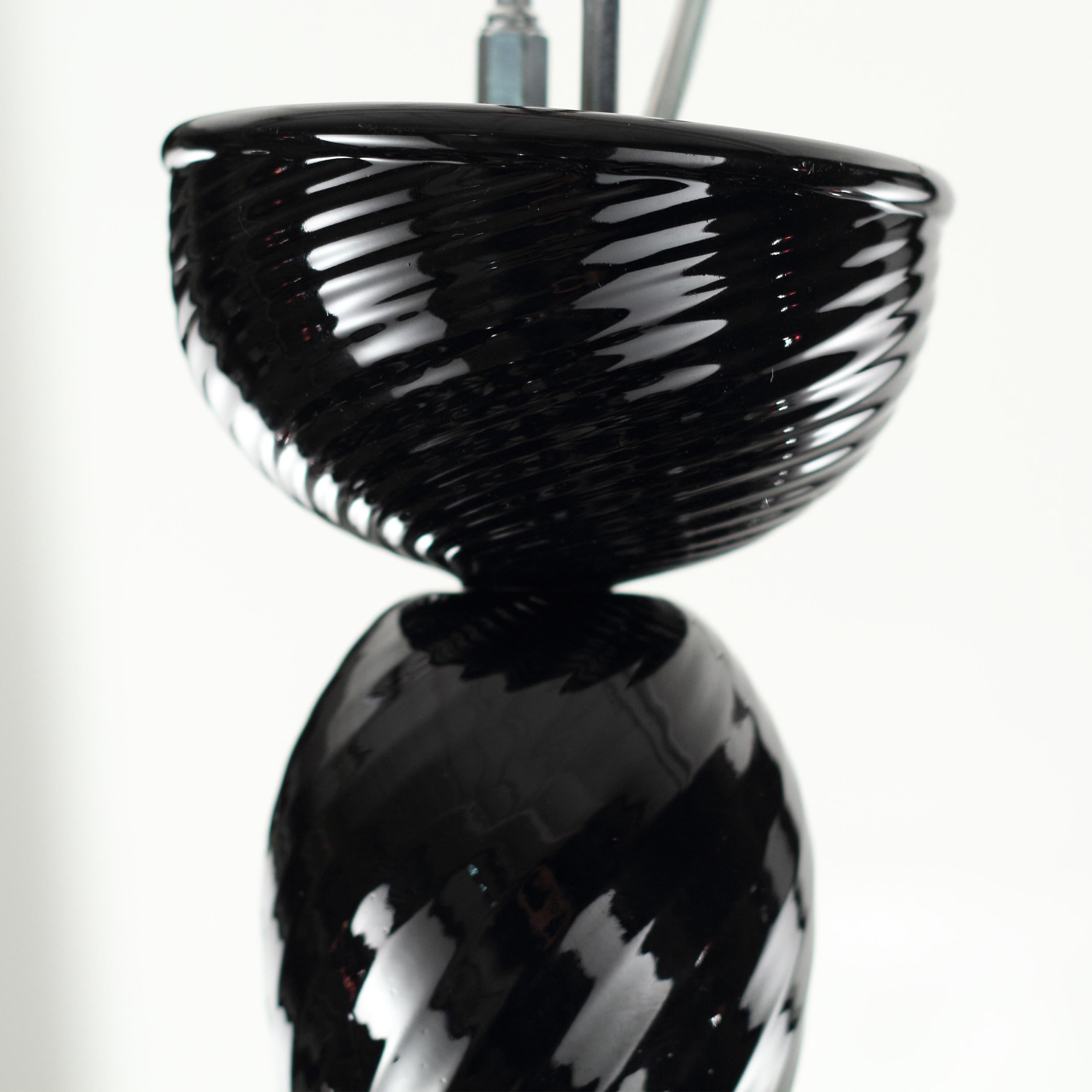 italien Lustre artistique à 12+12 bras en verre de Murano noir, abat-jours IKO par Multiforme en vente