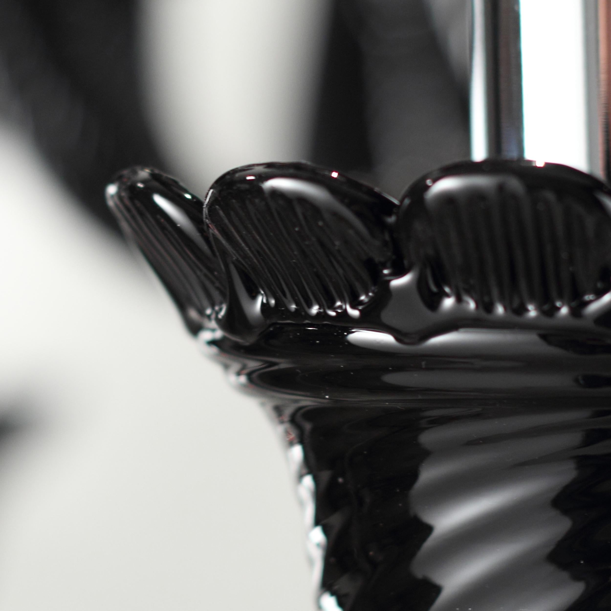 Der künstlerische Kronleuchter 12+12 Arms aus schwarzem Muranoglas, Lampenschirme IKO von Multiforme (21. Jahrhundert und zeitgenössisch) im Angebot