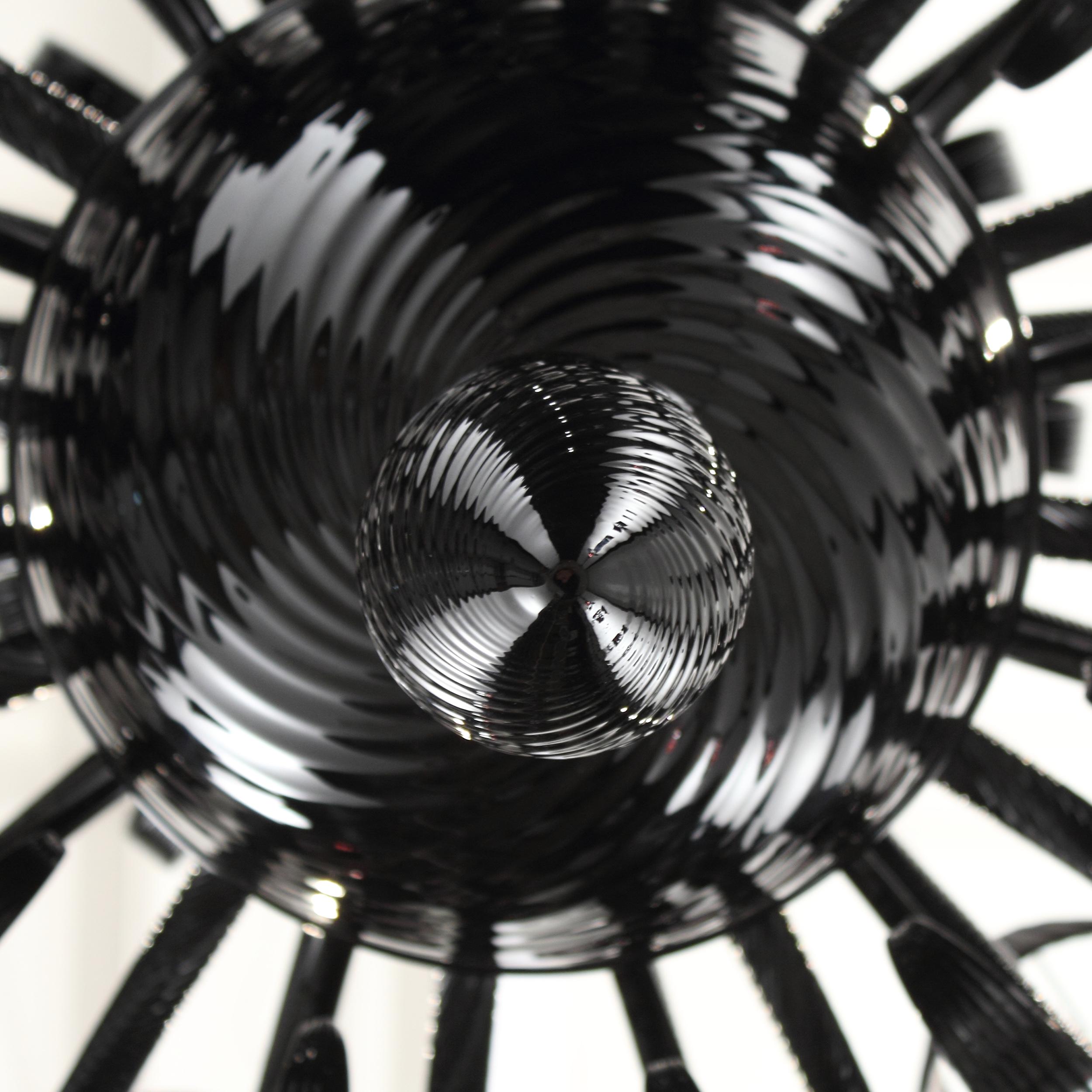 Lustre artistique à 12+12 bras en verre de Murano noir, abat-jours IKO par Multiforme en vente 2
