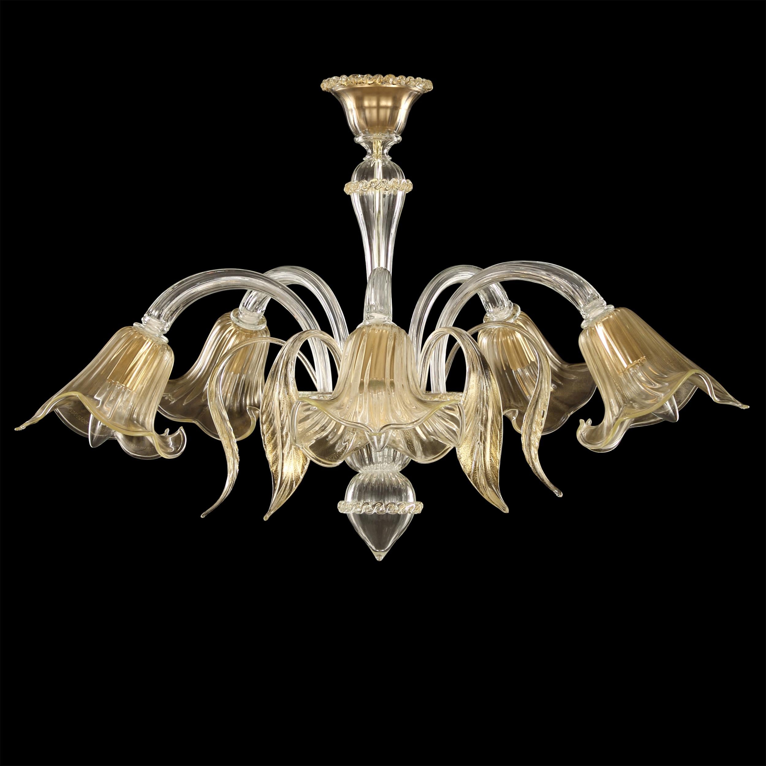 Artistic chandelier 5 arms, clear and gold Murano glass.
The venetian chandelier Accadueo presents an organic design, which is the result of an inspiration taken from the nature. The cups and some details remind the fluid flow of the water, a vital