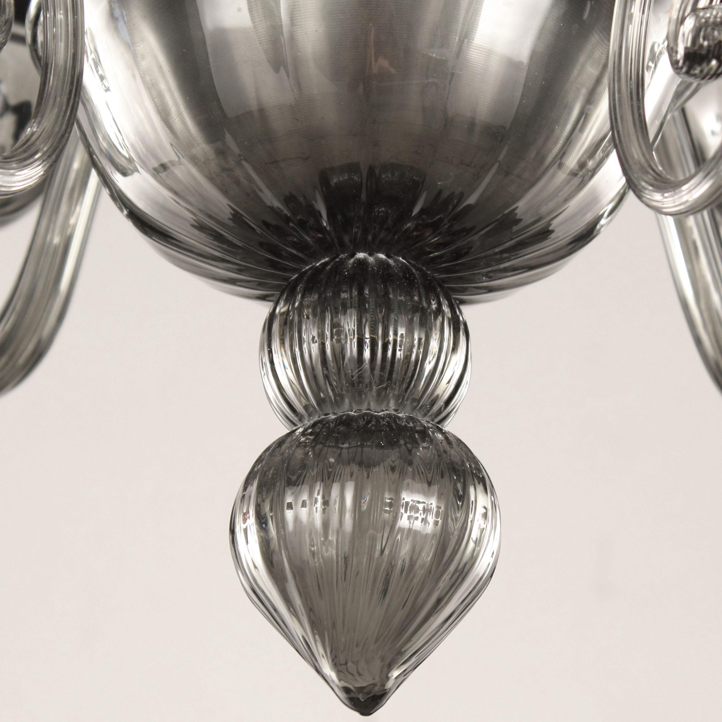 The Murano chandeliers Gatsby Naked collection is a special edition of the Gatsby collection. The structure of the chandeliers is the same of the Gatsby chandeliers, but here the plissè fabric truncated cone lampshades are susbituted with cups that