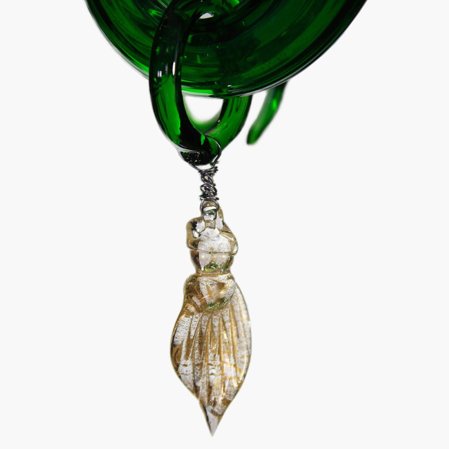 Lustre artistique à 5 bras en verre de Murano vert et détails clairs avec feuille dorée Springtime.
La caractéristique particulière de cette œuvre lumineuse est la richesse de ses décorations. 
Le printemps reflète l'authentique tradition du verre