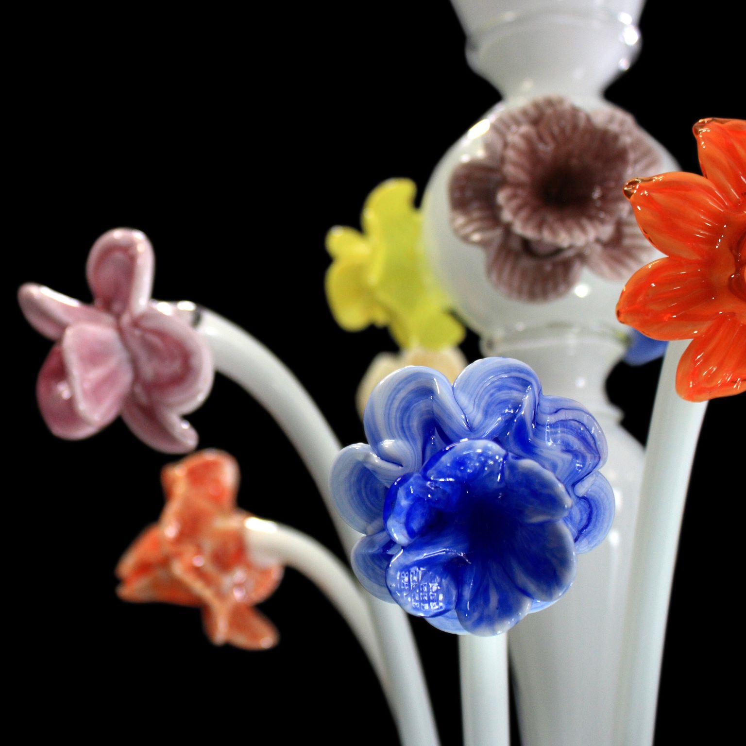 Lampadario artistico a 5 bracci in vetro di Murano bianco, dettagli in vitreo di Multiforme in vendita 4