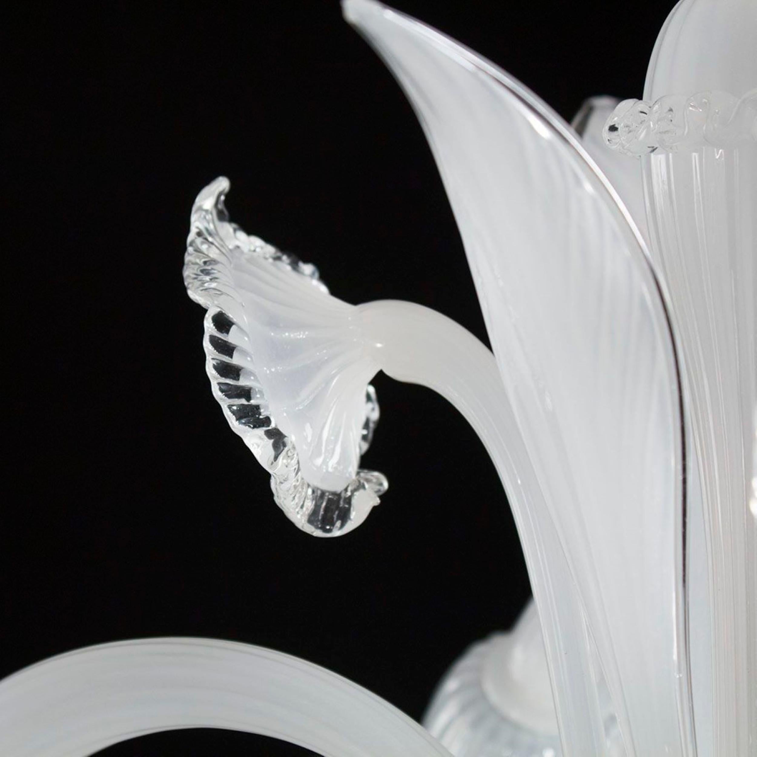 Lustre artistique à 5 bras en verre de Murano et soie blanche, détails en cristal par Multiforme Neuf - En vente à Trebaseleghe, IT