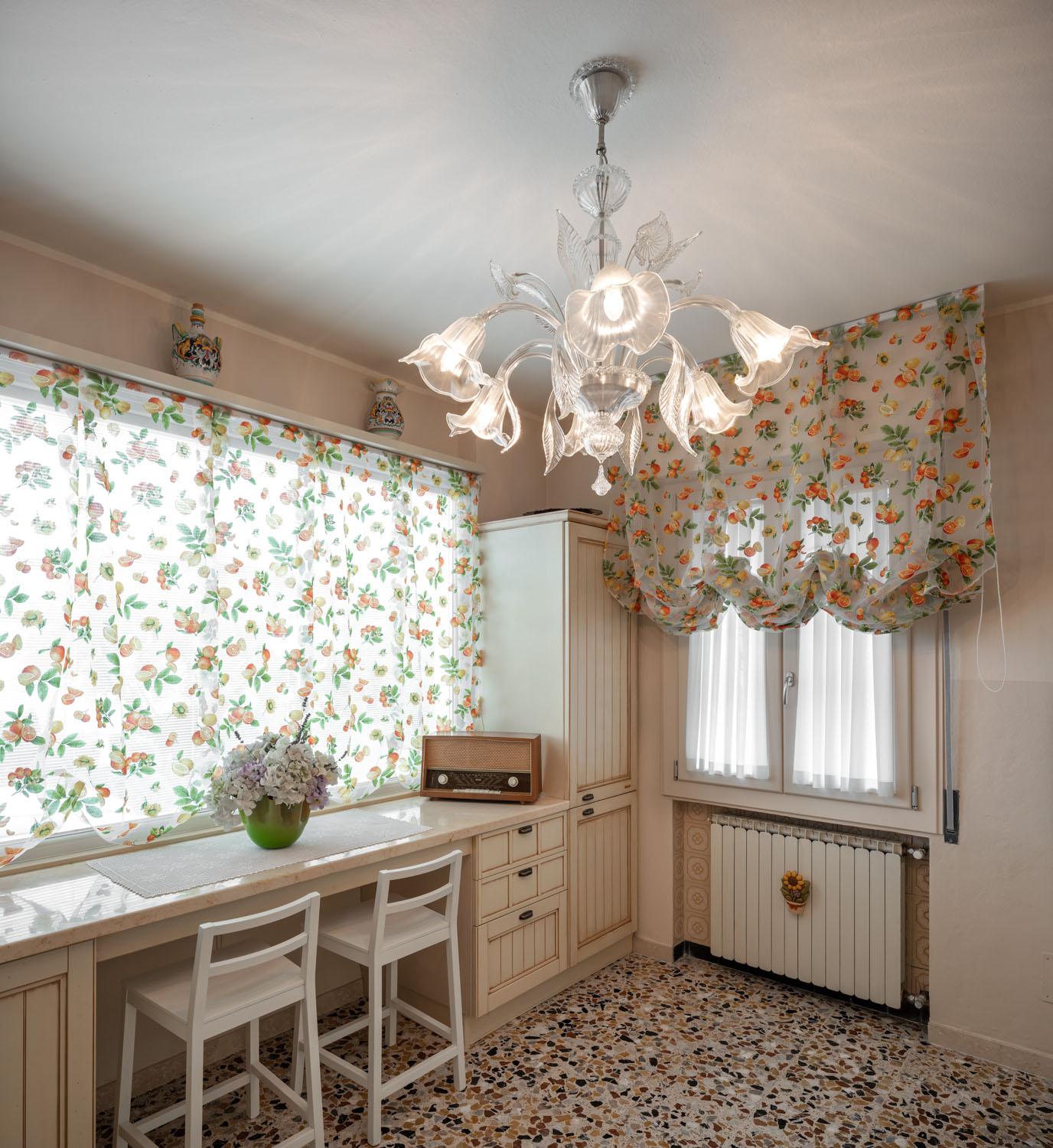 Vetro soffiato Lampadario artistico a 5 bracci, seta bianca, cristallo di Murano Dettagli di Multiforme in vendita