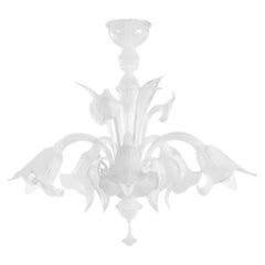 Künstlerischer Kronleuchter mit 5 Armen aus weißem Seiden-Muranoglas und Kristalldetails von Multiforme