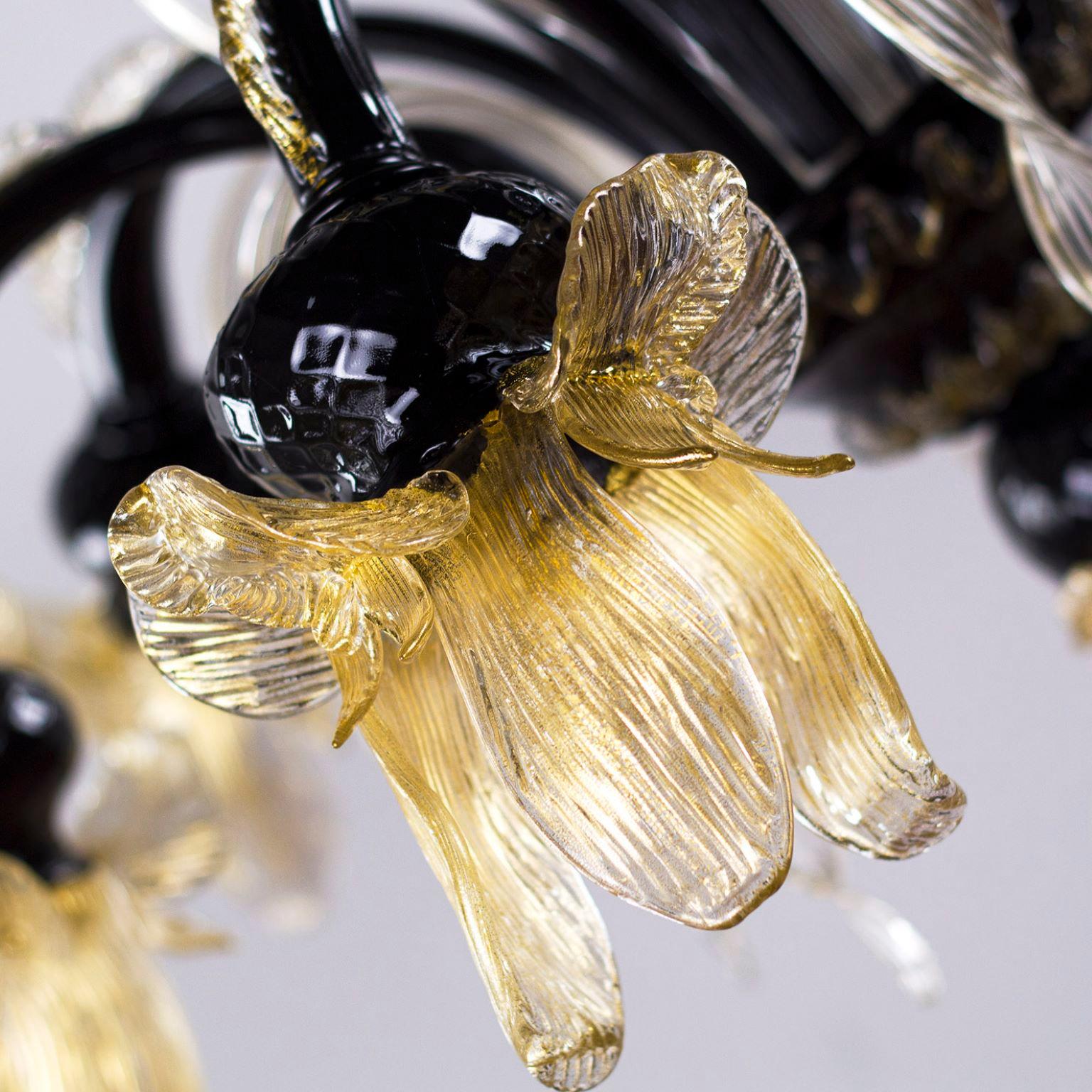 Artistic chandelier 6 arms black and gold Murano glass with upper flowers and leaves Iris garden by Multiforme
Original and innovative artistic glass chandeliers Iris garden. A collection inspired from the flowers. Iris garden is a lighting work