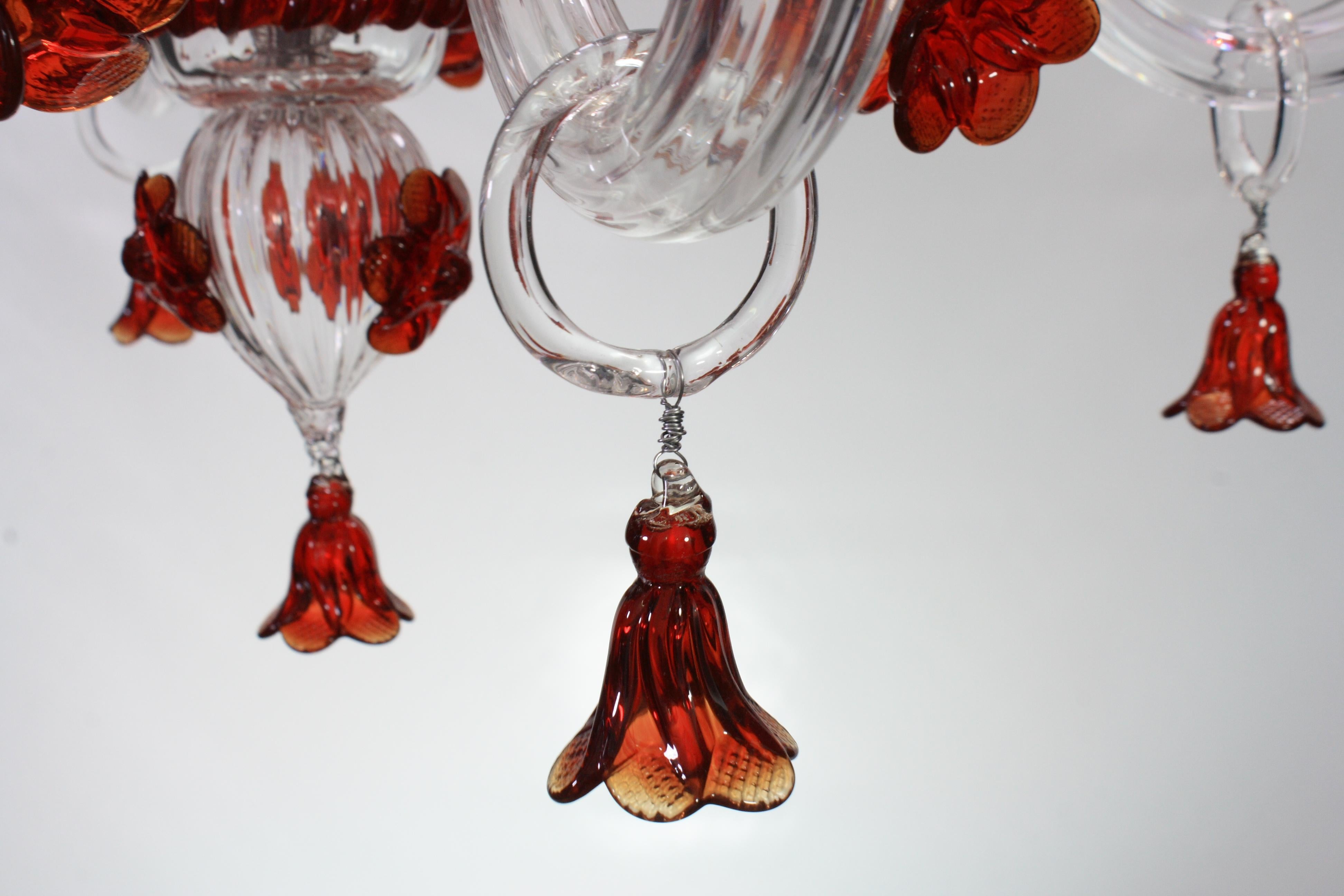 Künstlerischer 6-Arm-Kronleuchter aus klarem und rotem Muranoglas von Multiforme, auf Lager im Angebot 2