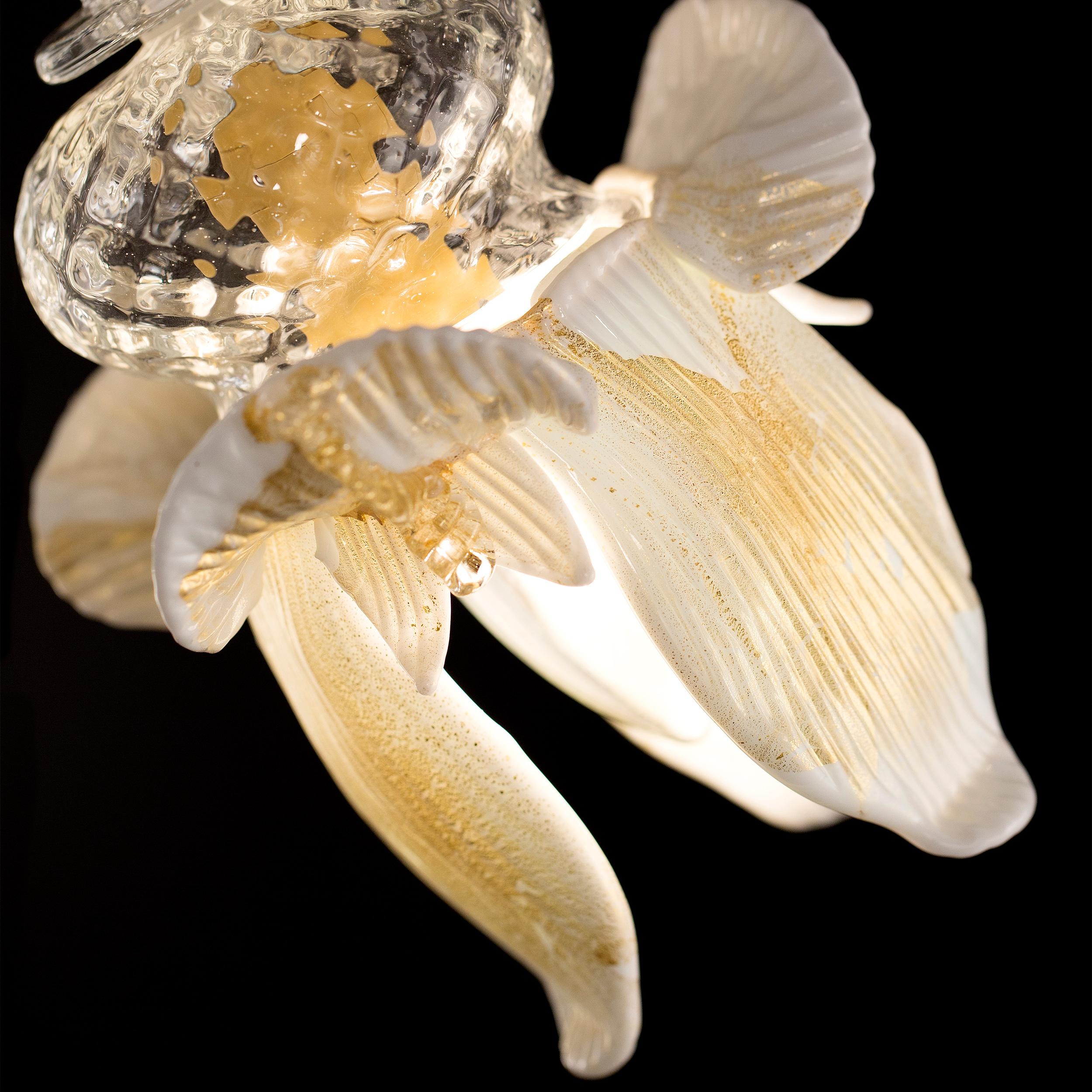 Vetro soffiato Lampadario Artistics a 6 bracci in vetro di Murano bianco-oro-chiaro Iris di Multiforme in vendita