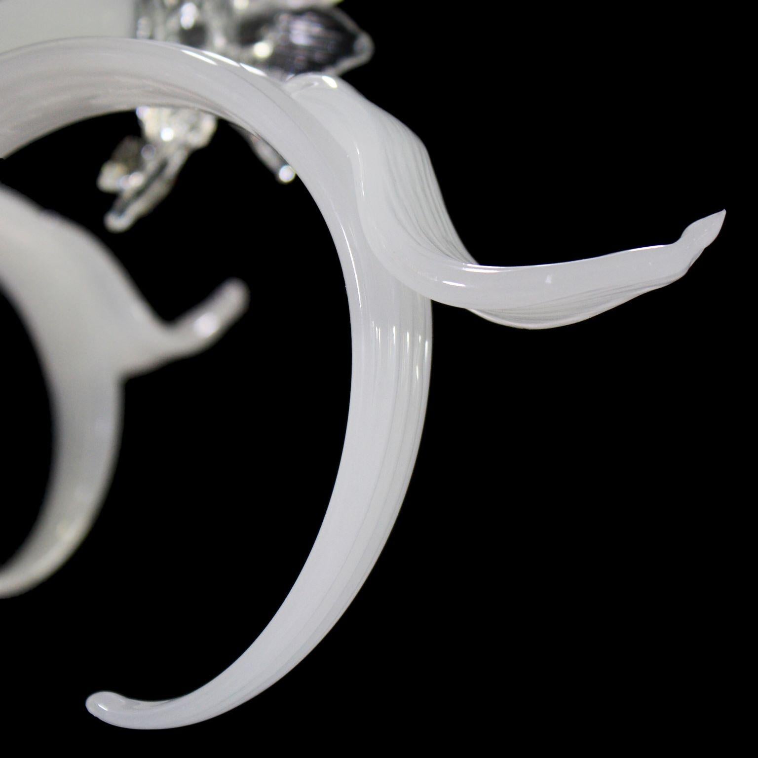 Lampadario artistico a 6 bracci in vetro di Murano bianco e dettagli trasparenti Springtime.
La caratteristica peculiare di quest'opera di illuminazione è la ricchezza delle sue decorazioni. 
La primavera riflette l'autentica tradizione del vetro di