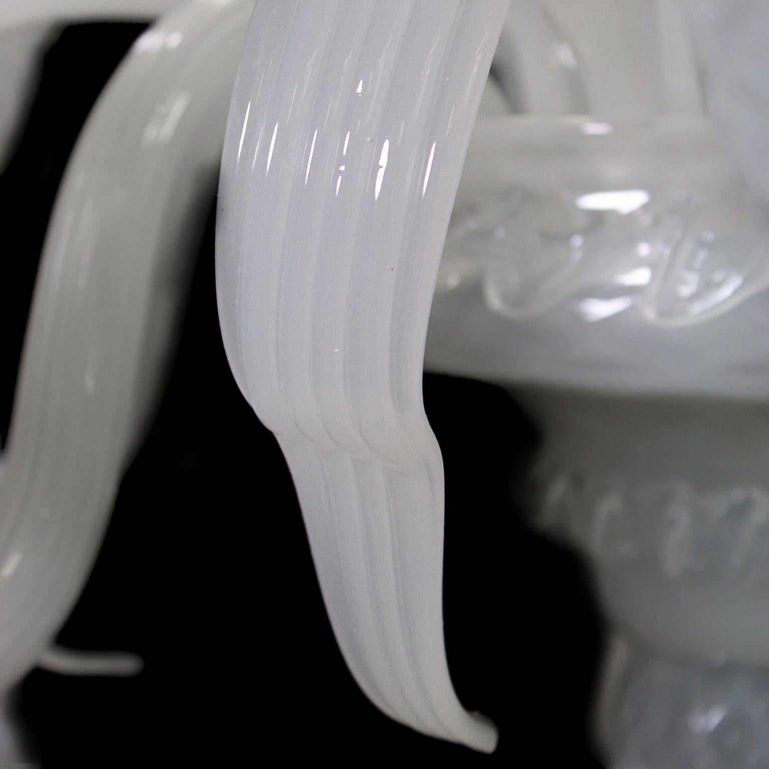 Italiano Lampadario artistico a 6 bracci in vetro di Murano bianco con dettagli chiari di Multiforme in vendita