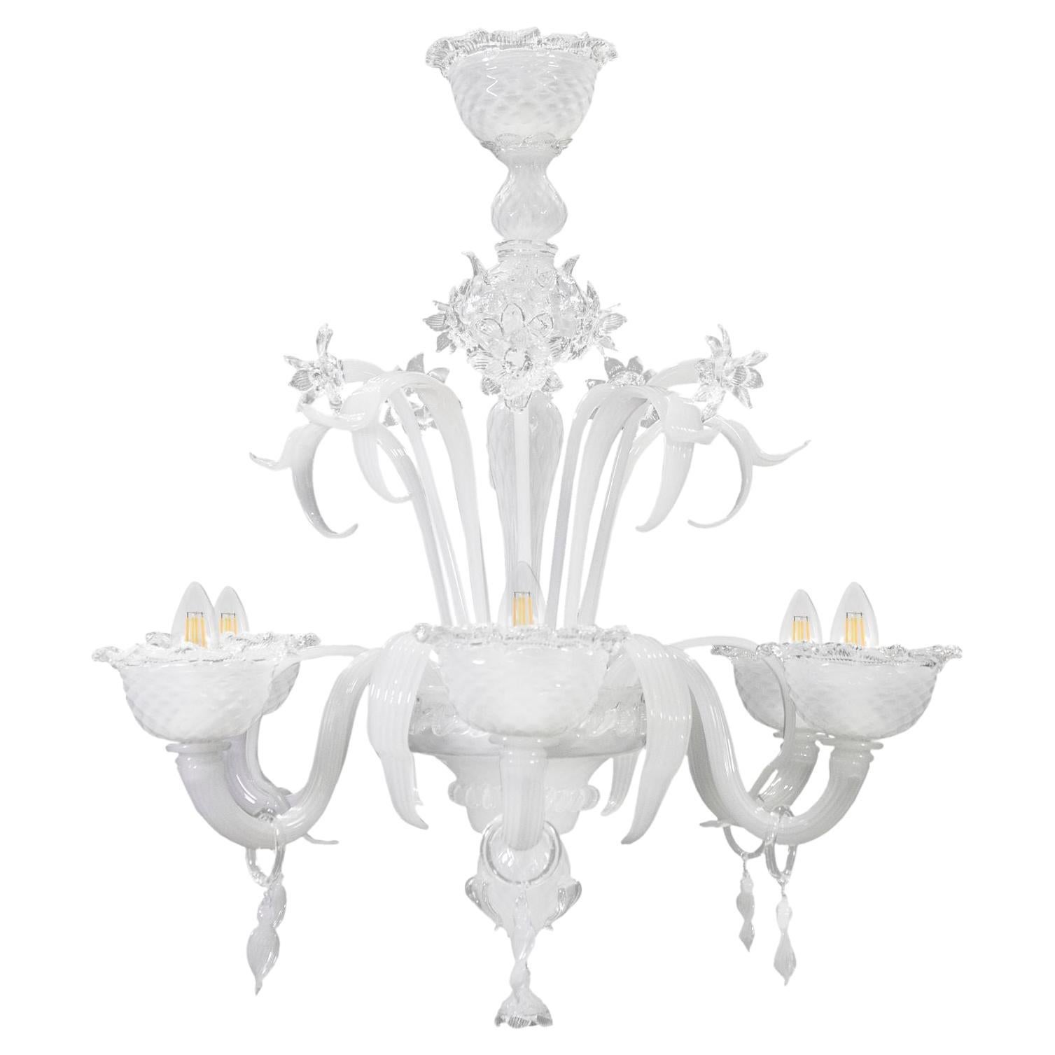 Kronleuchter mit 6 Armen aus weißem Muranoglas mit klaren Details von Multiforme
