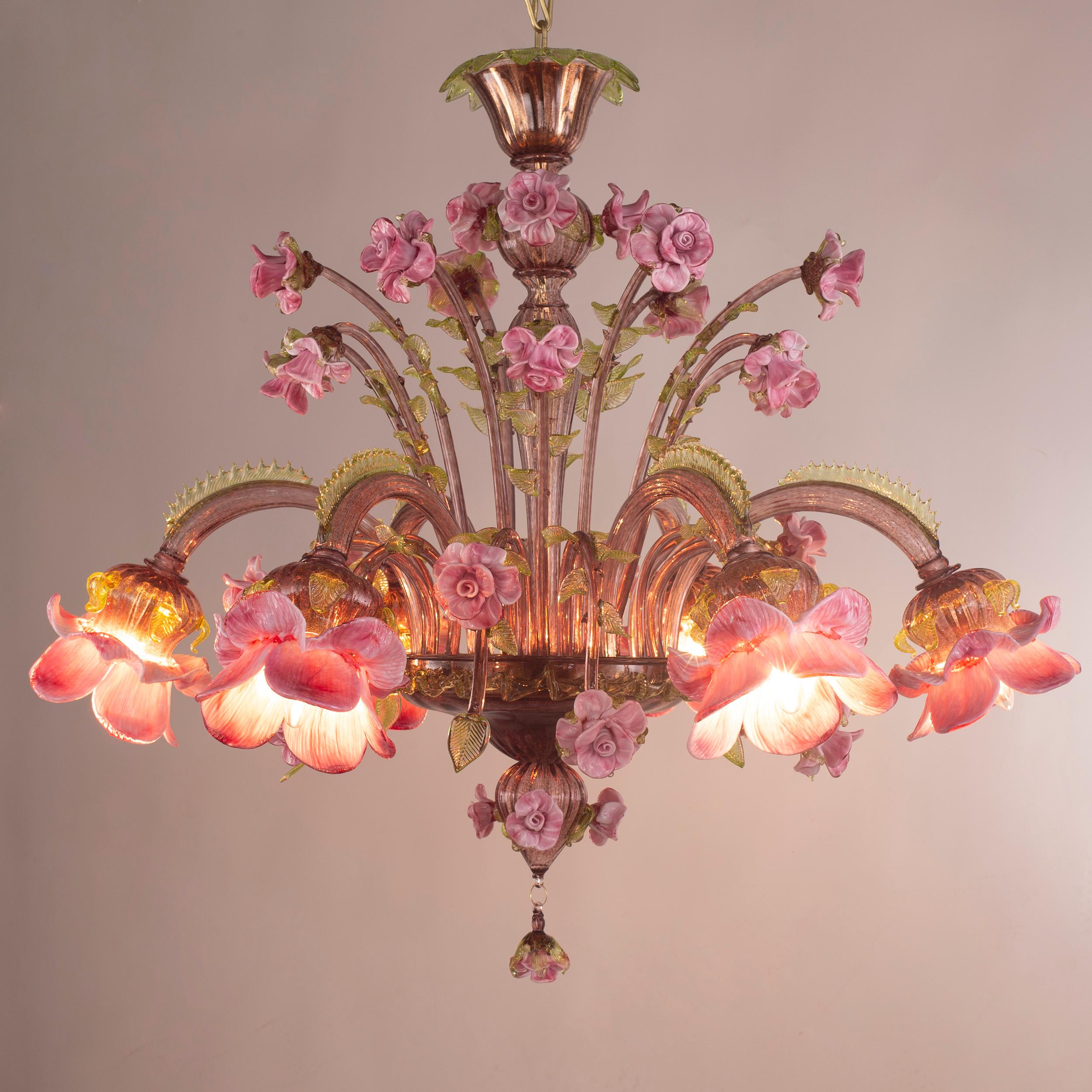 Artistischer 6-armiger Kronleuchter aus amethystgrün-rosafarbenem Murano-Glas, Blumen aus rosa Glaspaste Rosae Rosarum von Multiforme.
Drei unserer Timeless Collections wurden von Blumen inspiriert: Rosae Rosarum, Girasole und Iris; diese Kollektion
