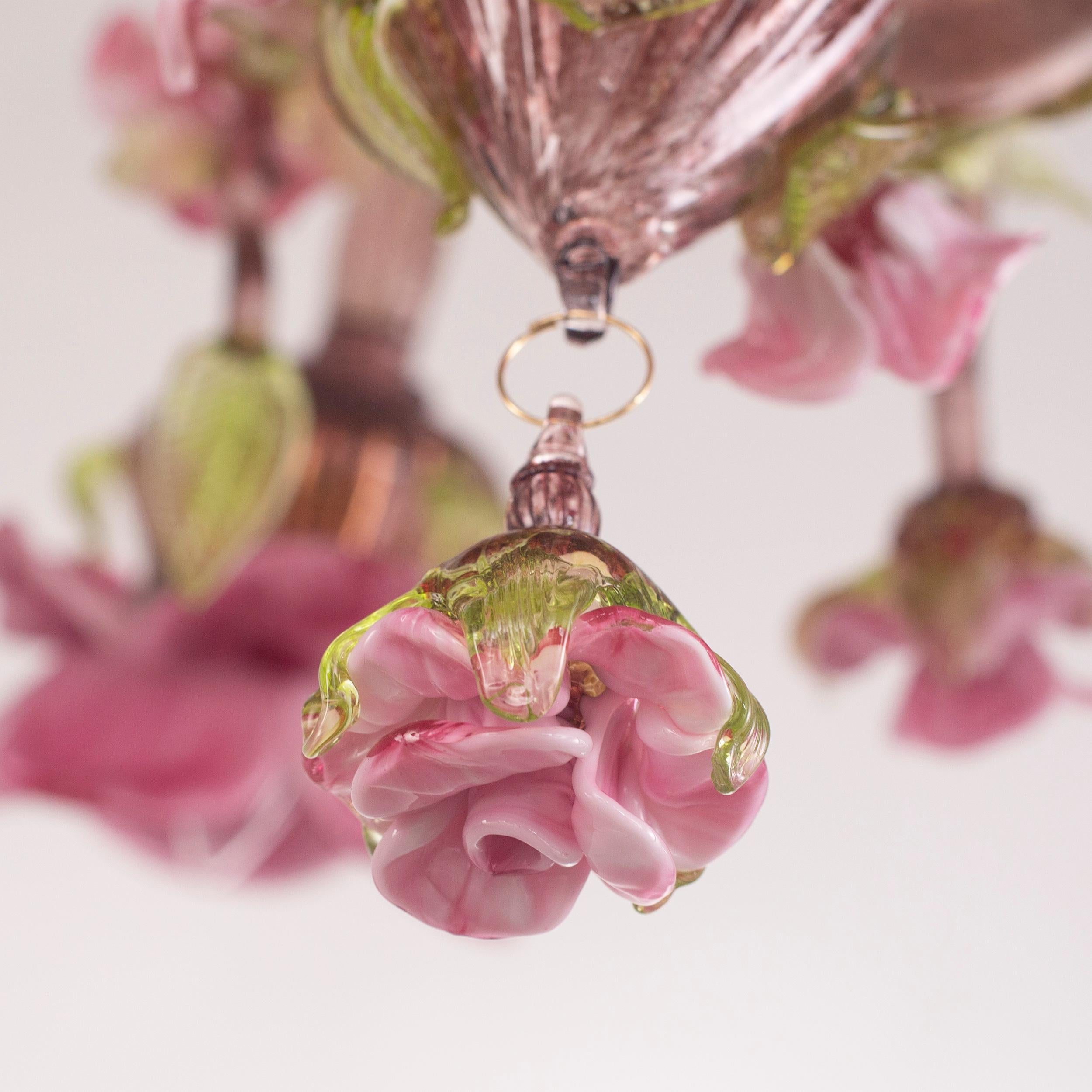 Artistischer 6-armiger Kronleuchter Amethyst-grün-rosa Murano Glas Rosae von Multiforme (21. Jahrhundert und zeitgenössisch) im Angebot