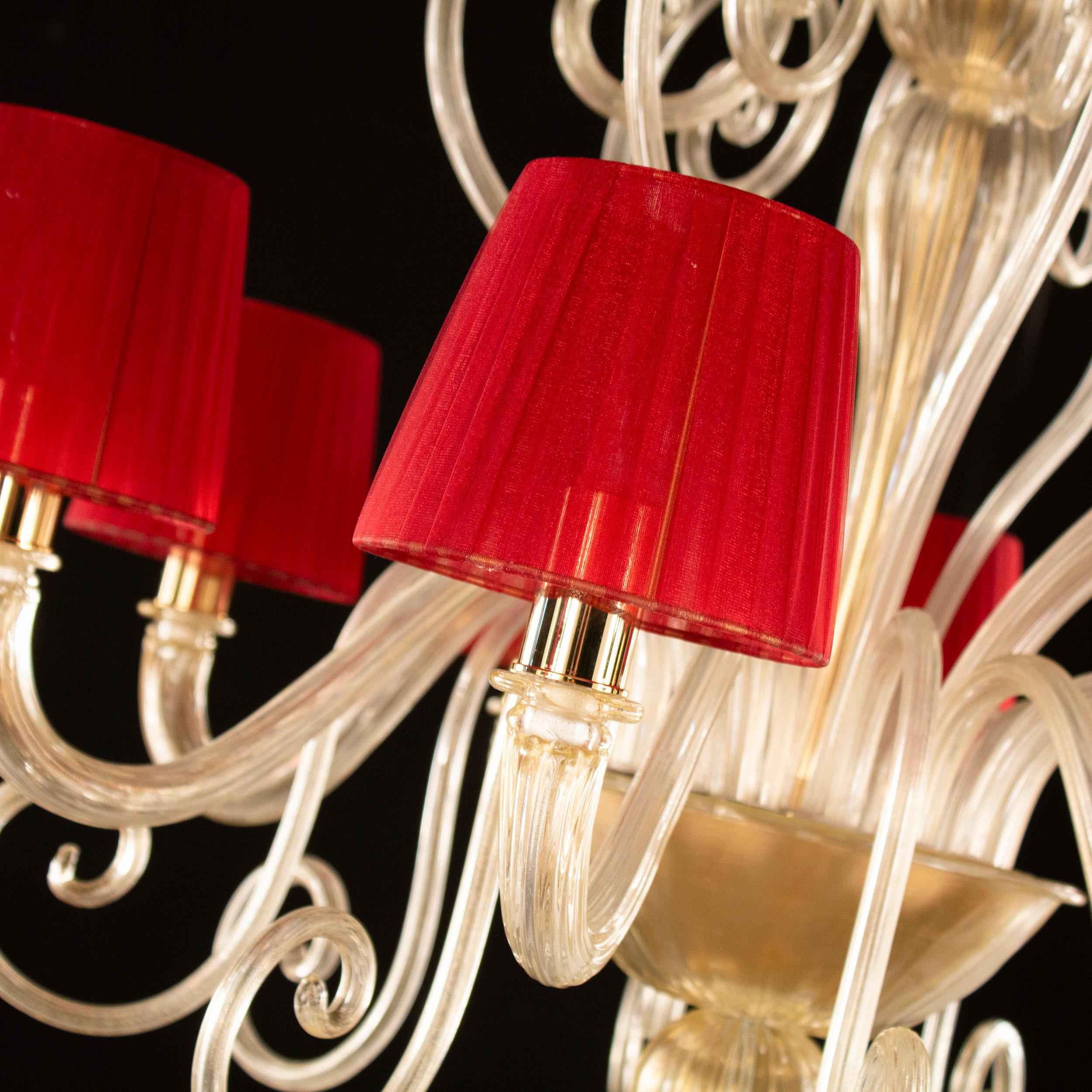 Gatsby chandelier 8 lights golden leaf artistic Murano glass, with red organza lampshades by Multiforme
The Venetian chandelier Gatsby is the perfect combination of elegant and modern elements. The use of color featuring bright tones, the surface