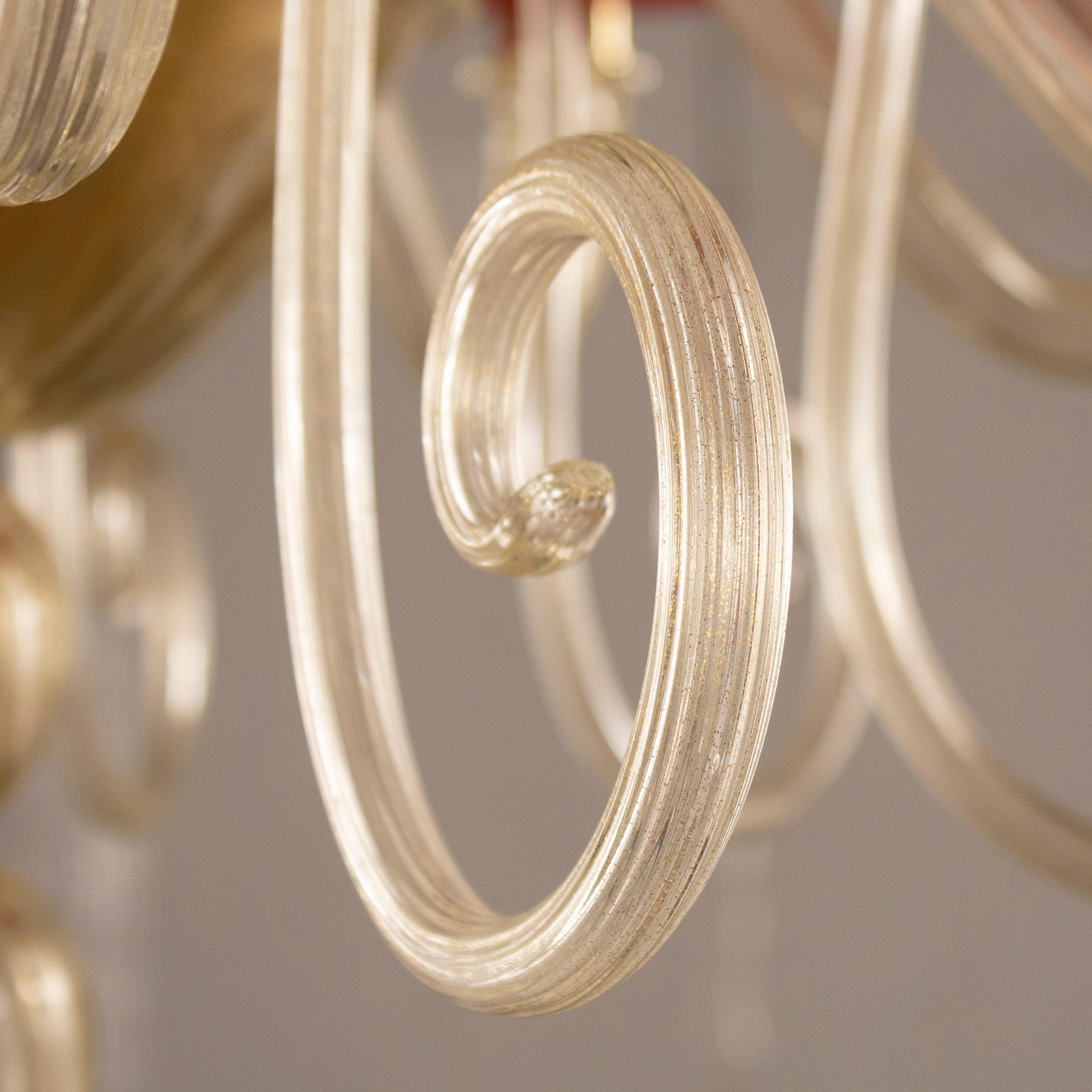 Achtarmiger künstlerischer Kronleuchter aus Muranoglas mit Blattgold und Lampenschirmen von Multiforme (Geblasenes Glas) im Angebot